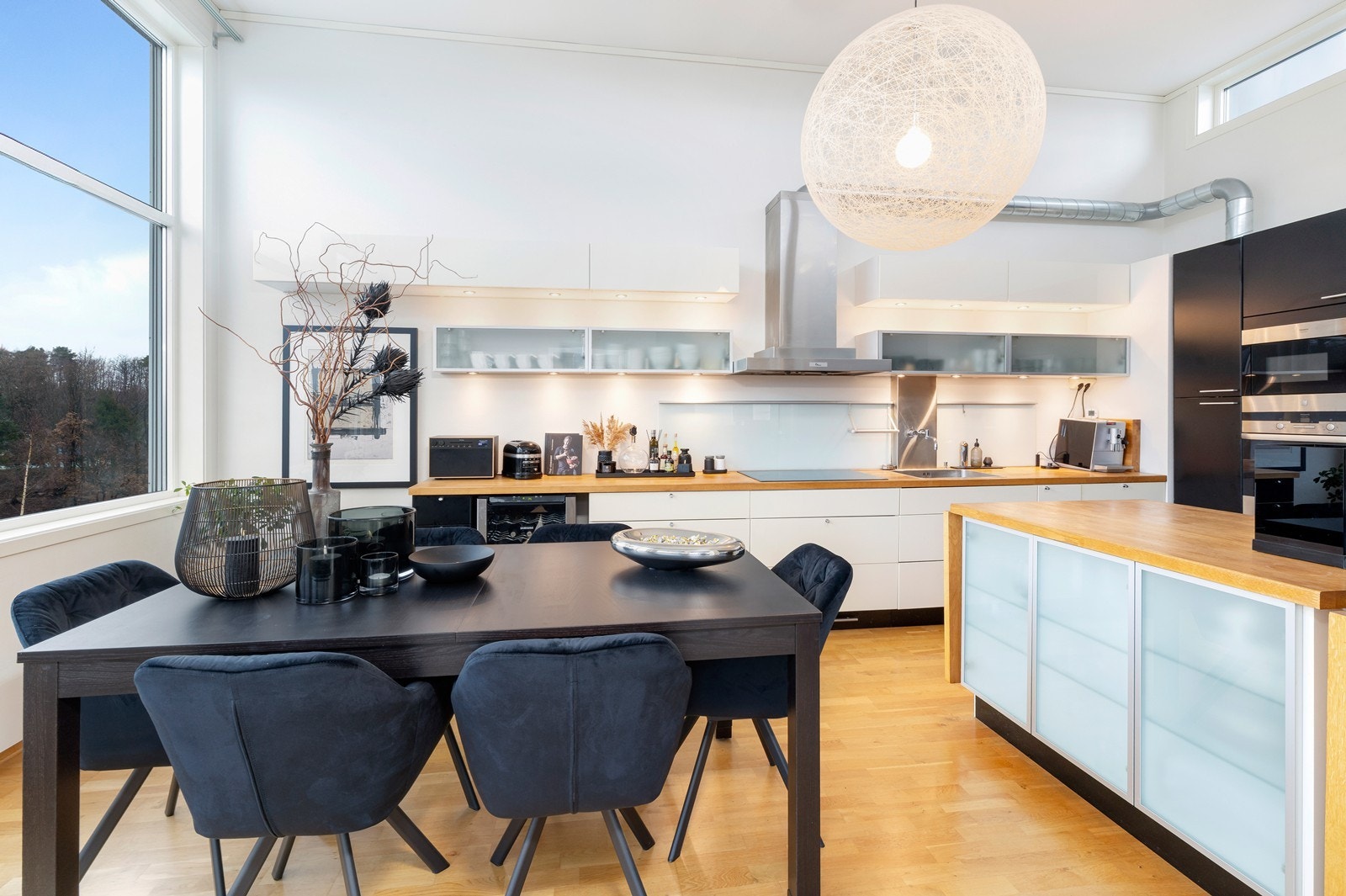 Leilighetens hovedrom er rommet med åpen stue/ kjøkkenløsning. Galleribilde