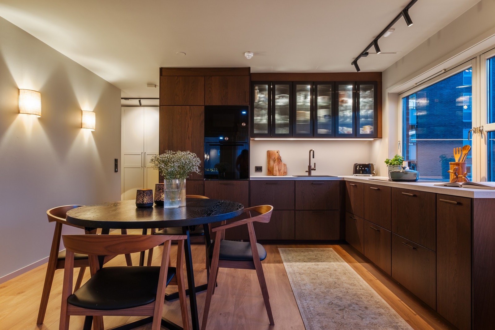 Dette er et SMART-hjem (plejd) hvor det meste av lys og oppvarming kan styres enkelt fra app. Dimbar belysning og varmekabler i gulv. Galleribilde