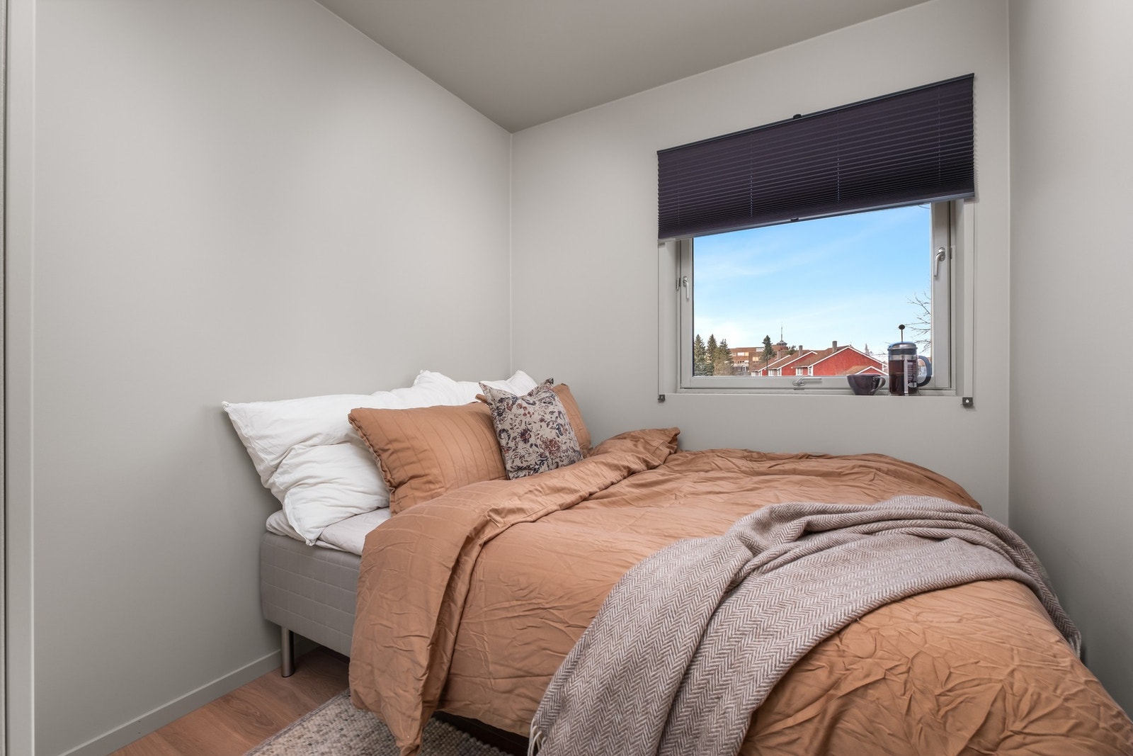 Rom innredet som soverom nr. 2 er på 5,5 kvm. Senga på bildet er 140cm bred. Også her er det oppmontert garderobeskap. Det opplyses om at rommets areal er noe mindre enn anbefalt størrelse for soverom og at det ikke er omsøkt hos kommunen. Galleribilde