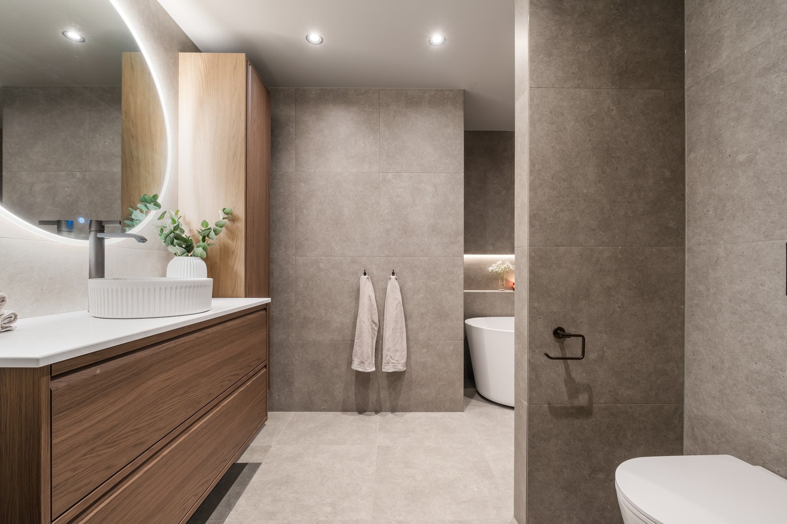 Dette lekre badet måler hele 8 kvm. Her får du 60x60 flis, varmekabler i gulv, stort badekar, dusjnisje, innfelte vegghyller og mye mer. Galleribilde