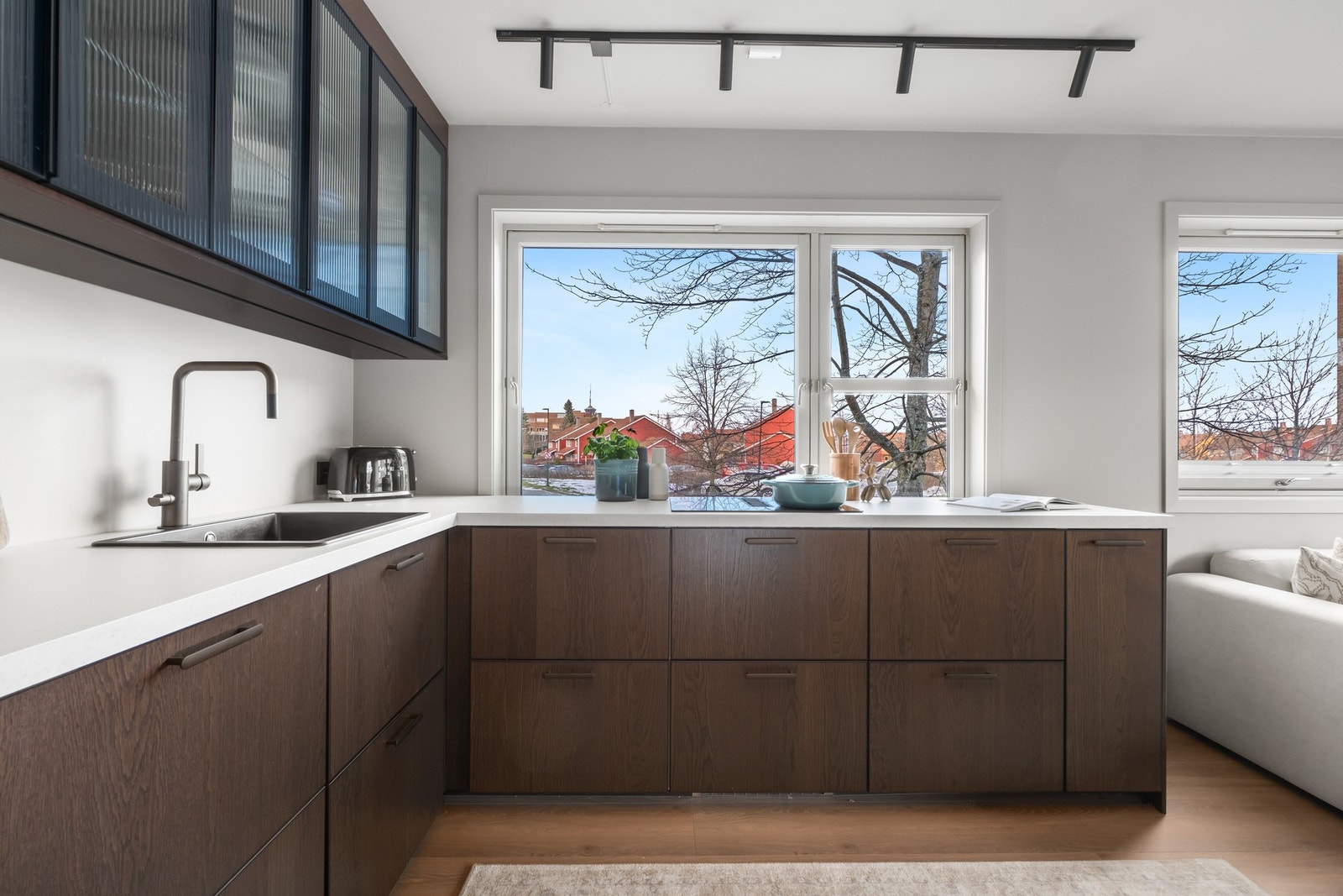 Her får du plass til det du skulle trenge av kjøkkenutstyr. Hyggelig utsikt over nabolaget gjennom store vindusflater. Galleribilde