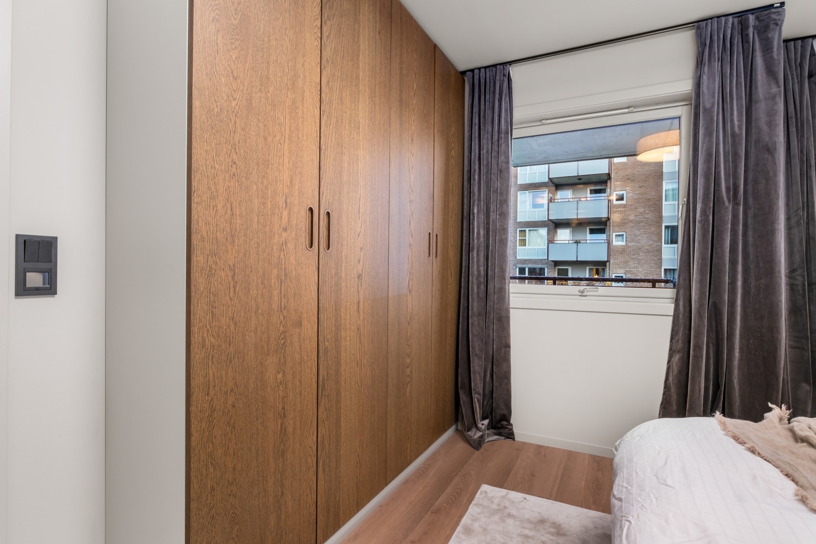 Det andre er montert opp ved fotenden til senga. Galleribilde