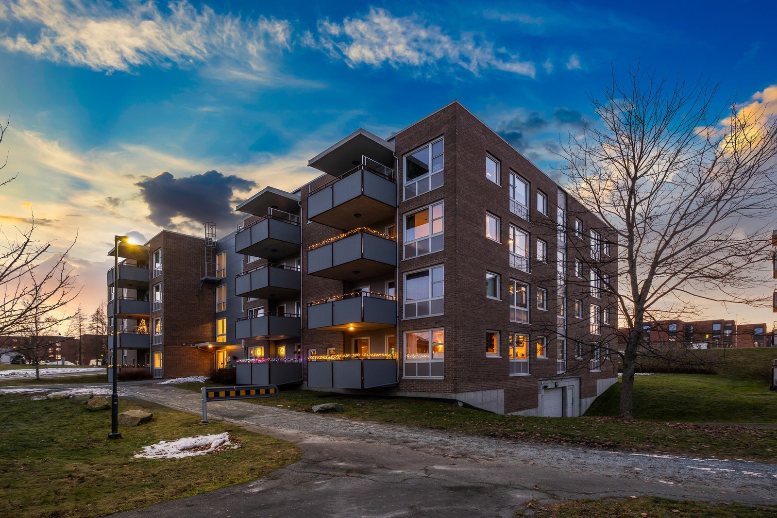 Lave felleskostnader på kun kr 4 679,- /mnd. Her er blant annet TV/internett, kommunale avgifter, renter og avdrag på fellesgjeld inkludert. Parkering på oppstillingsplass eller i oppvarmet garasjekjeller etter søknad. Galleribilde