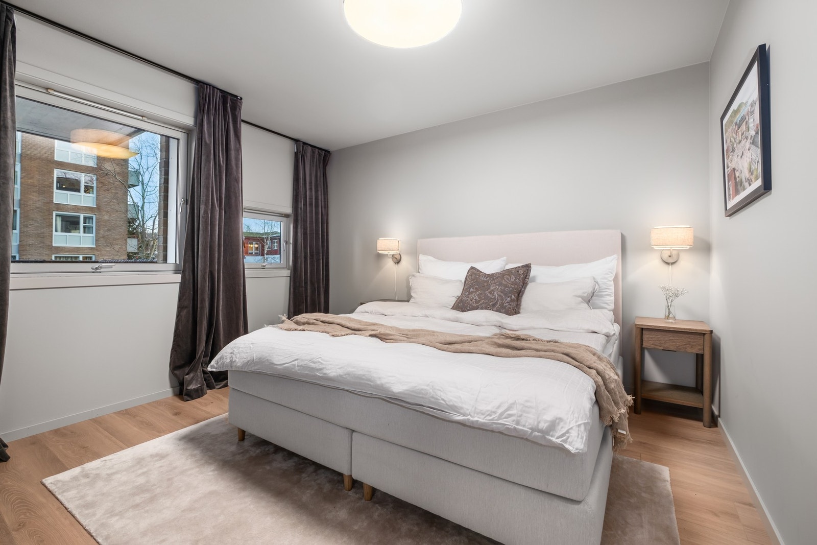 Leilighetens hovedsoverom er på 13,5 kvm. Her er det godt med plass til stor seng, nattbord og mye garderobe. Galleribilde