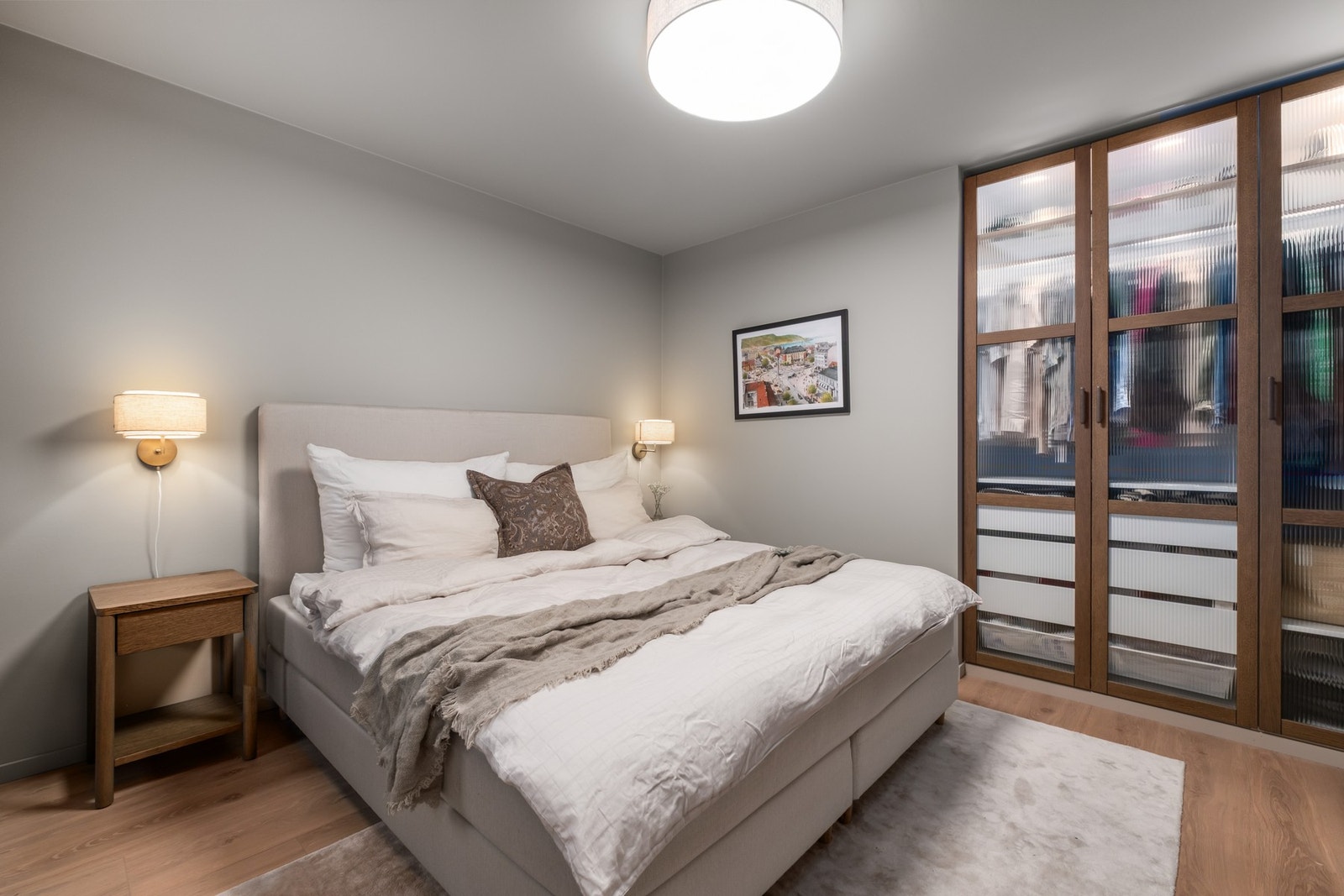 Det ene garderobeskapet er bygd inn i veggen og gir et sømløst uttrykk. Galleribilde