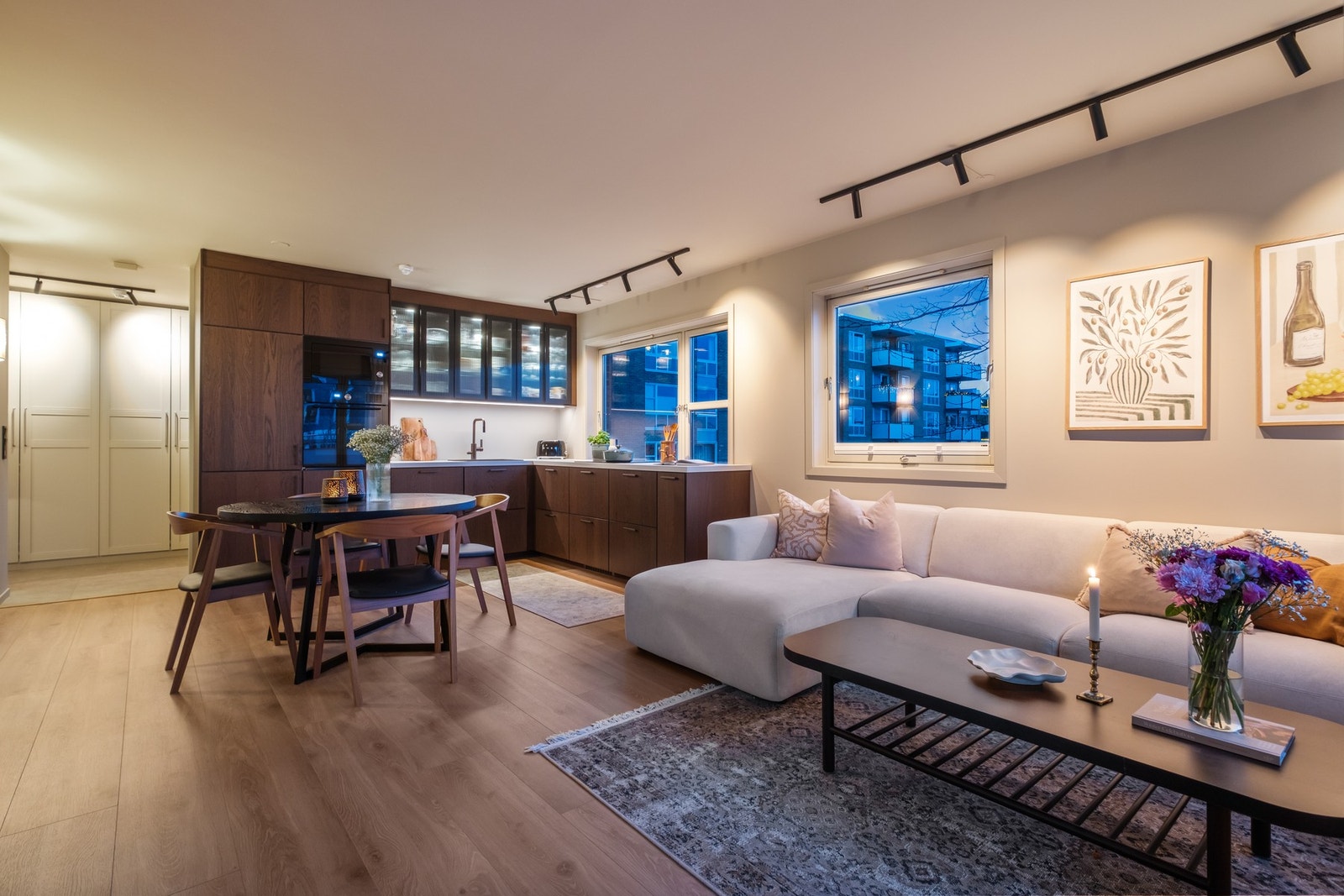 Dette er en rålekker og nyoppusset hjørneleilighet med sentral beliggenhet på Moholt. Galleribilde