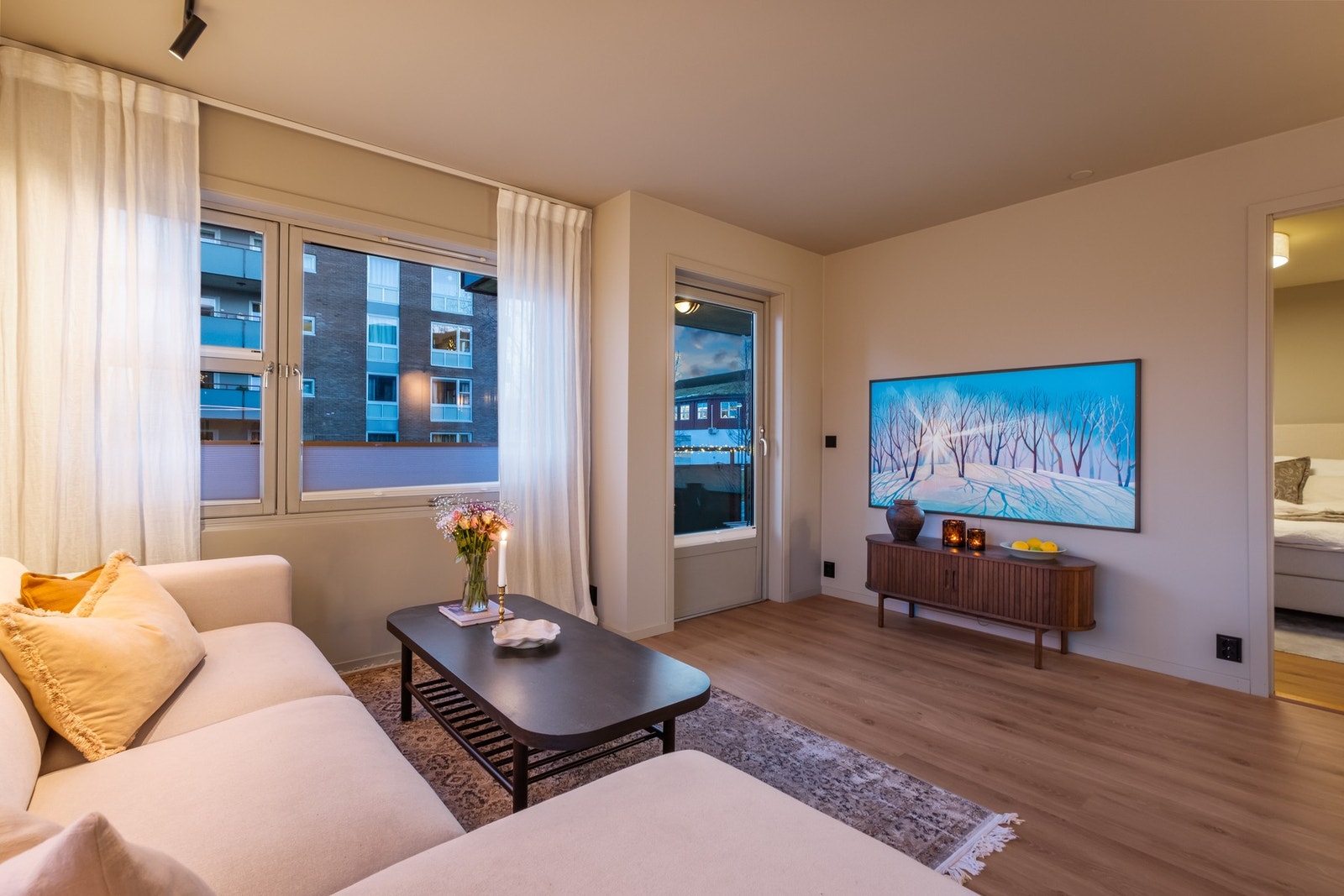 Sofakroken finner sin naturlige plass i hjørnet rett ved utgangen til boligens private veranda. Galleribilde