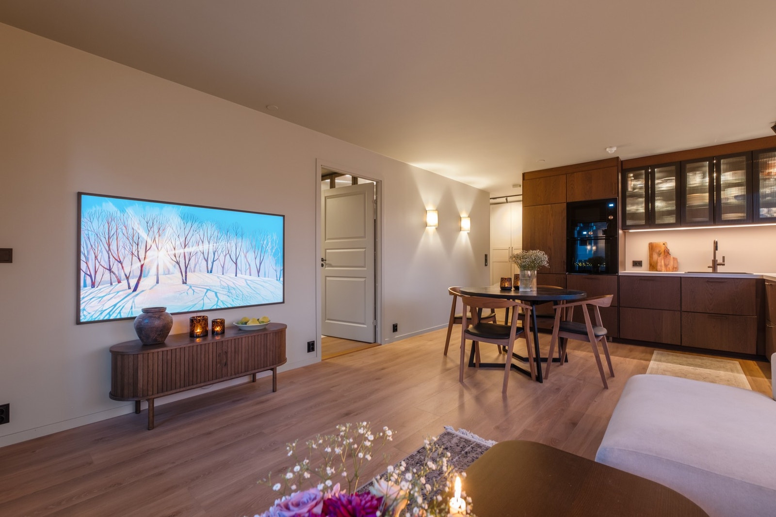 Stue- og kjøkken i åpen løsning på totalt 25,5 kvm. Galleribilde