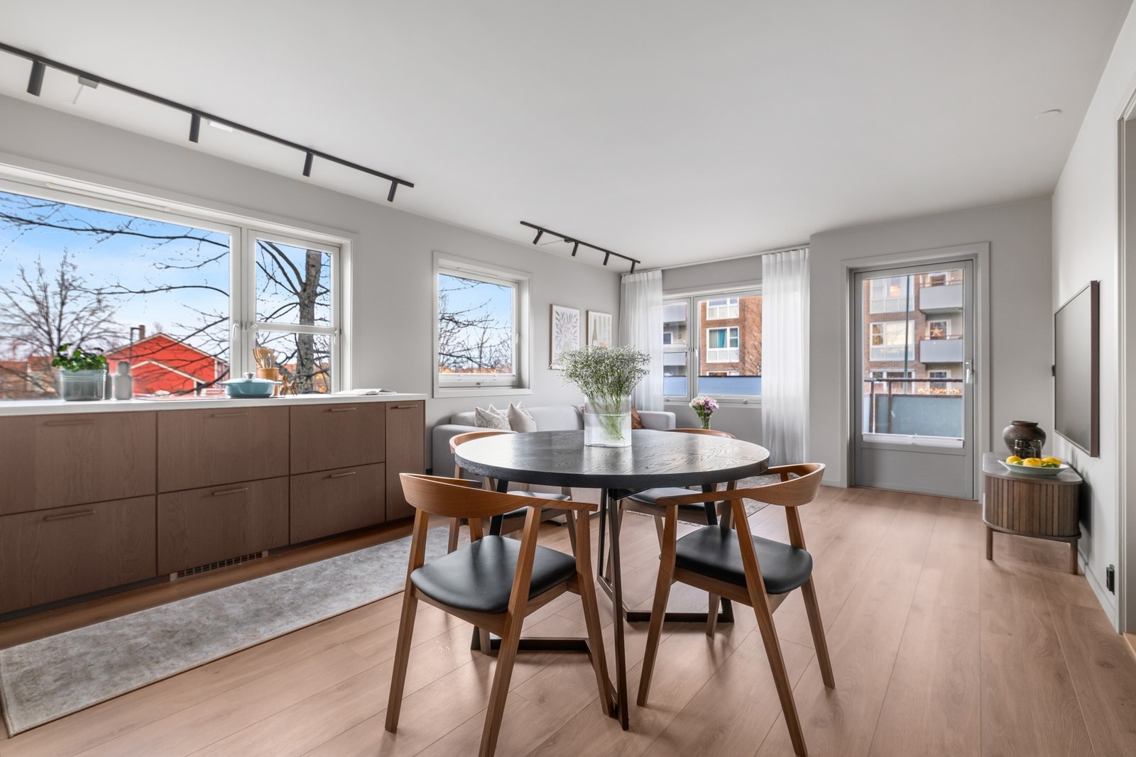 Hjørnebeliggenheten gir ekstra godt med lysinnslipp og sørger for en svært god romfølelse. Galleribilde