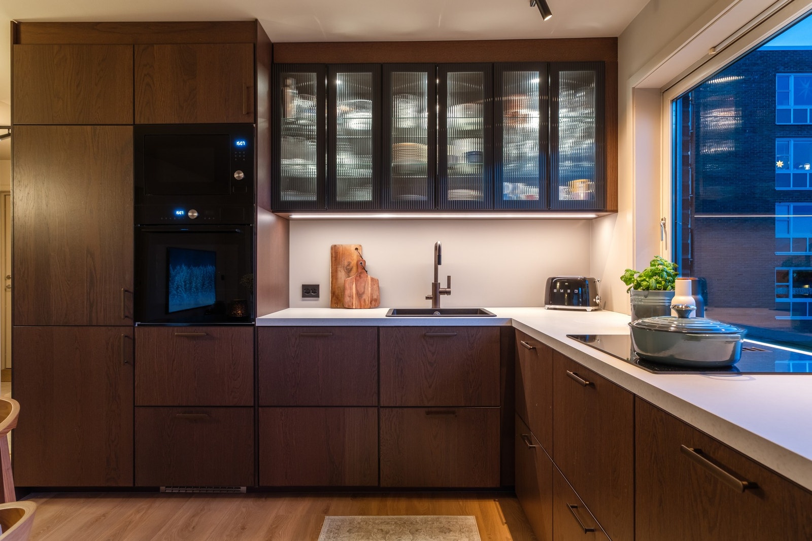 Meget lekkert og innholdsrikt kjøkken med mye skap- og benkeplass. Galleribilde