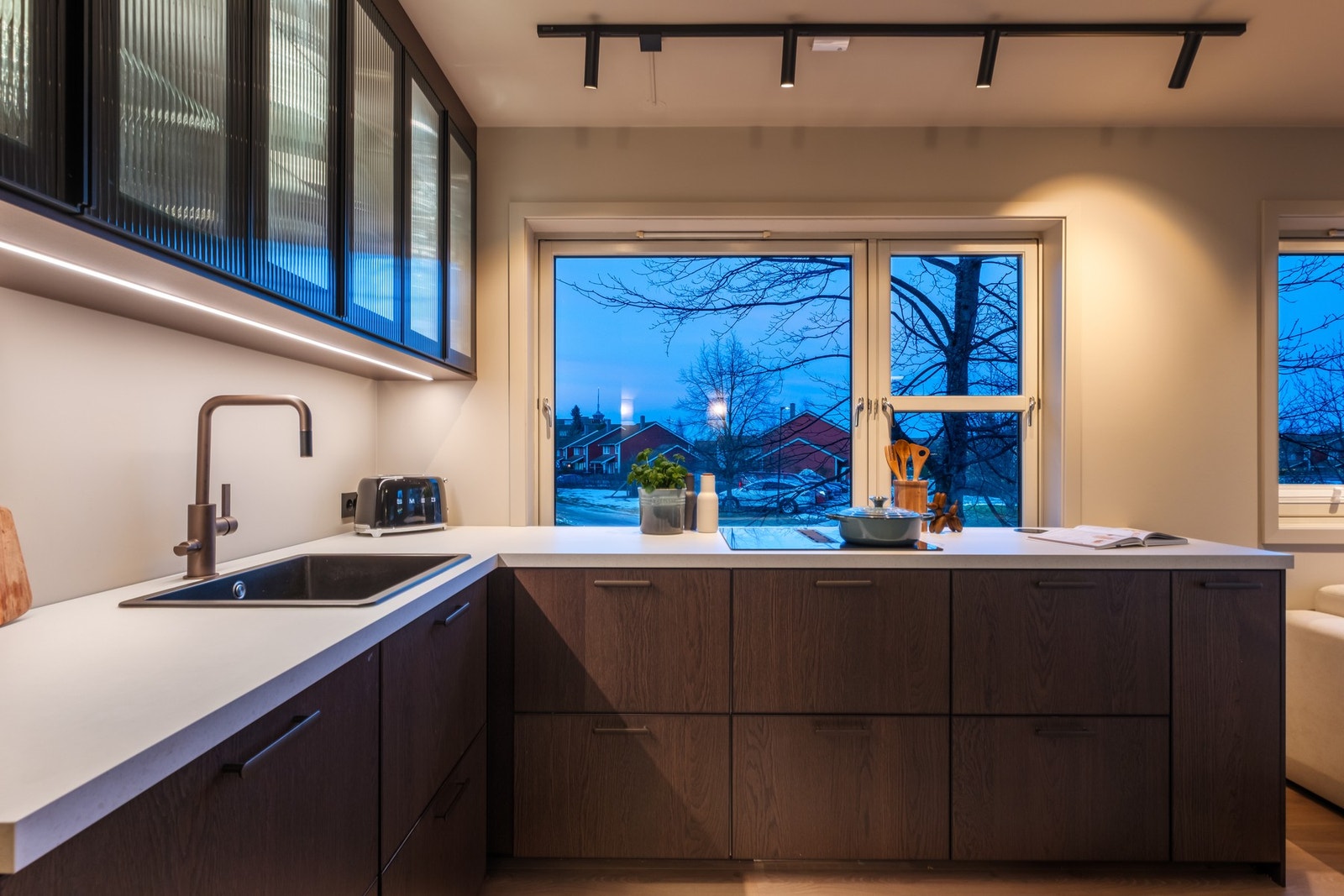 Her får du en oppgradert hvitevarepakke med oppvaskmaskin, platetopp med nedsug, stekeovn, mikrobølgeovn samt et kombinert kjøle- og fryseskap. Galleribilde