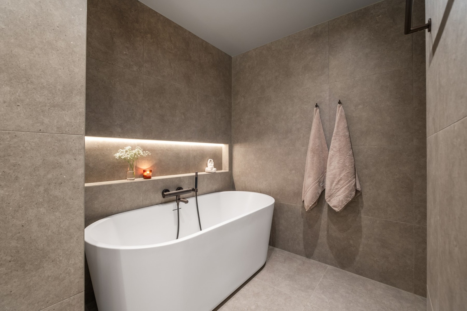 Legg merke til de innfelte hylleløsningene. Disse finner du igjen i dusjnisjen. Galleribilde