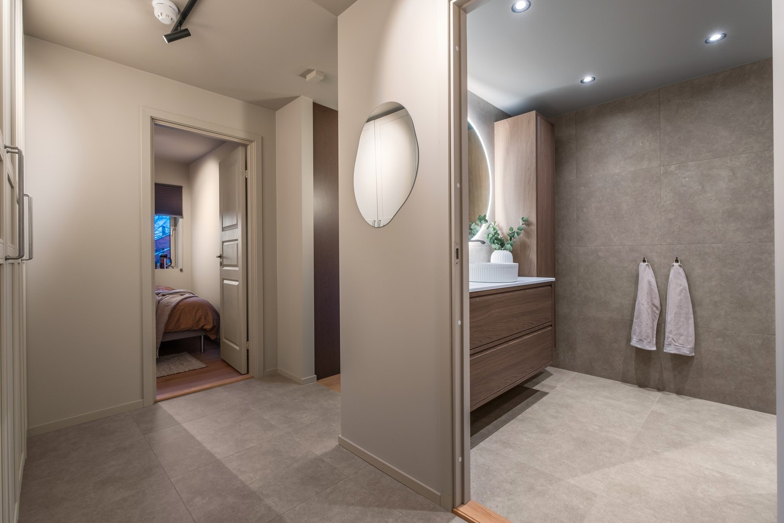 Fra entreen tar du deg inn til boligens meget påkostede bad. Galleribilde