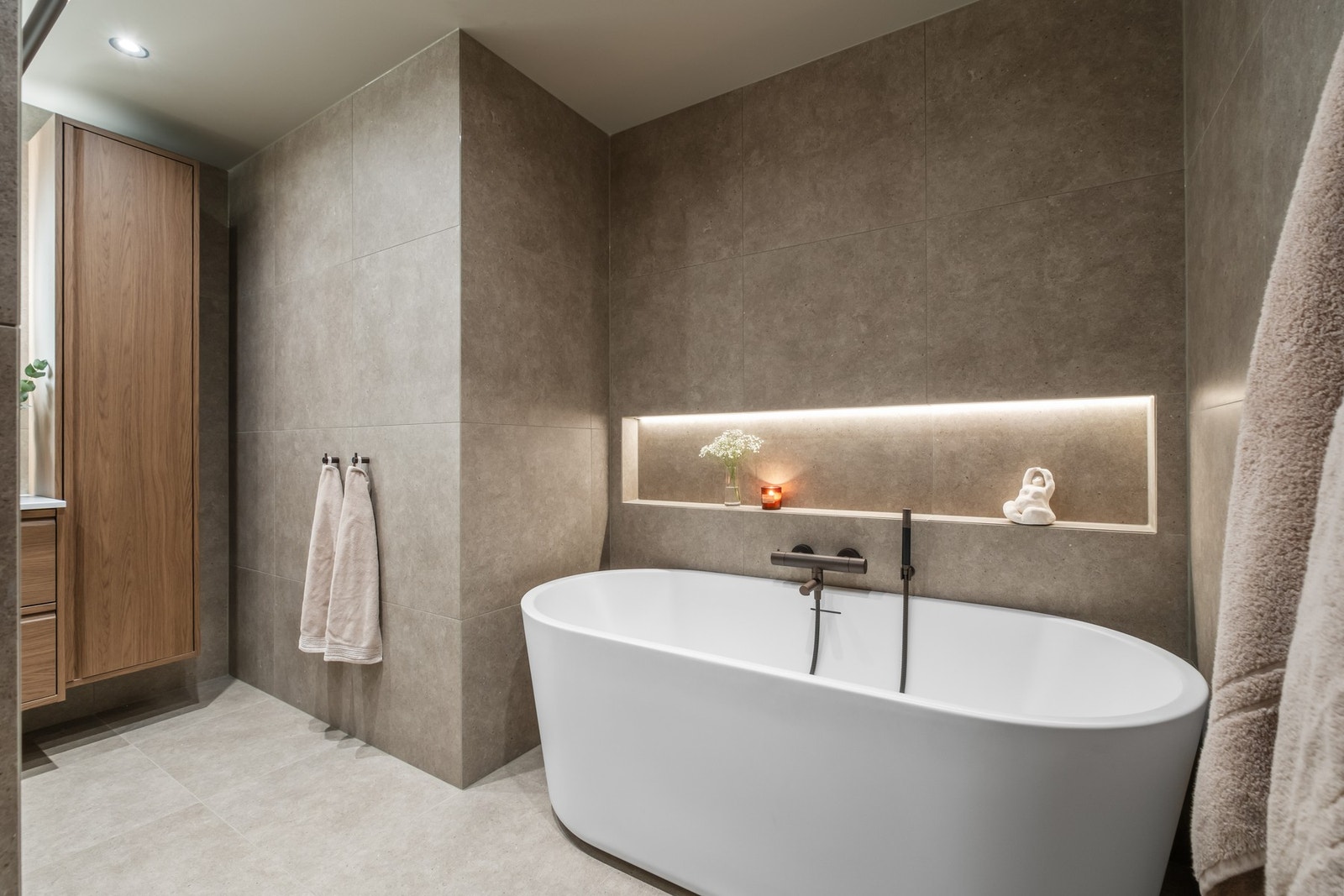 Behagelig ledstripebelysning med mulighet for dimming. Dimbare spotter i tak. Galleribilde