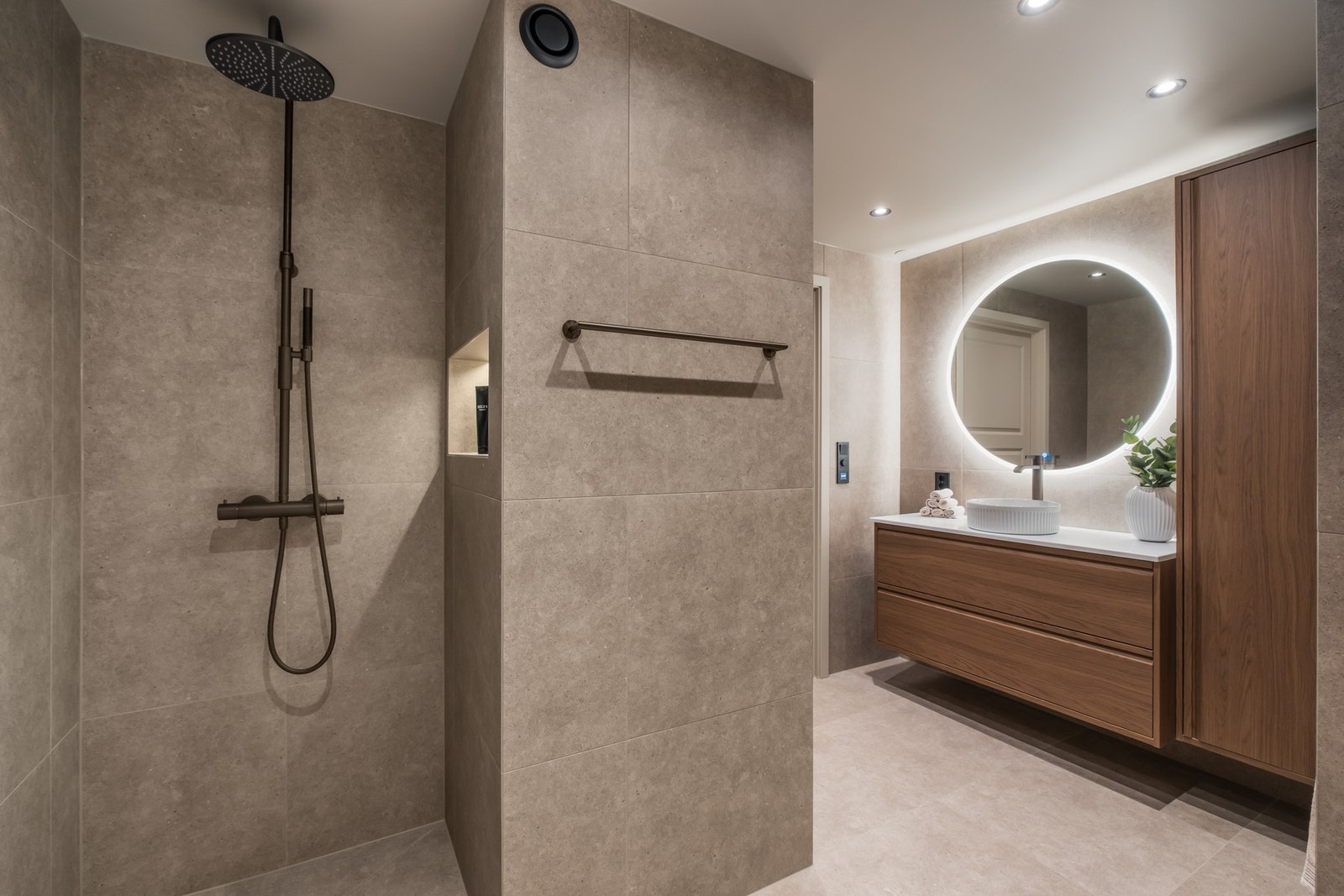 Lekker dusjnisje med innfelt hylle for shampo/såpe etc. Praktisk håndklestang. Mekanisk avtrekk. Galleribilde