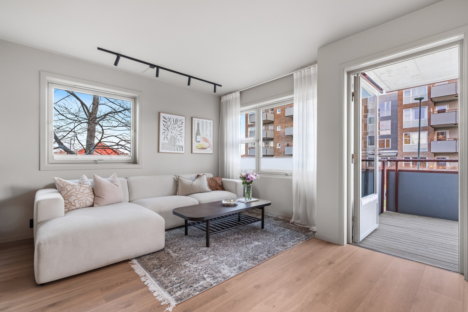 Det er ferdigmontert lyse plissegardiner i så godt som alle vinduer. Galleribilde