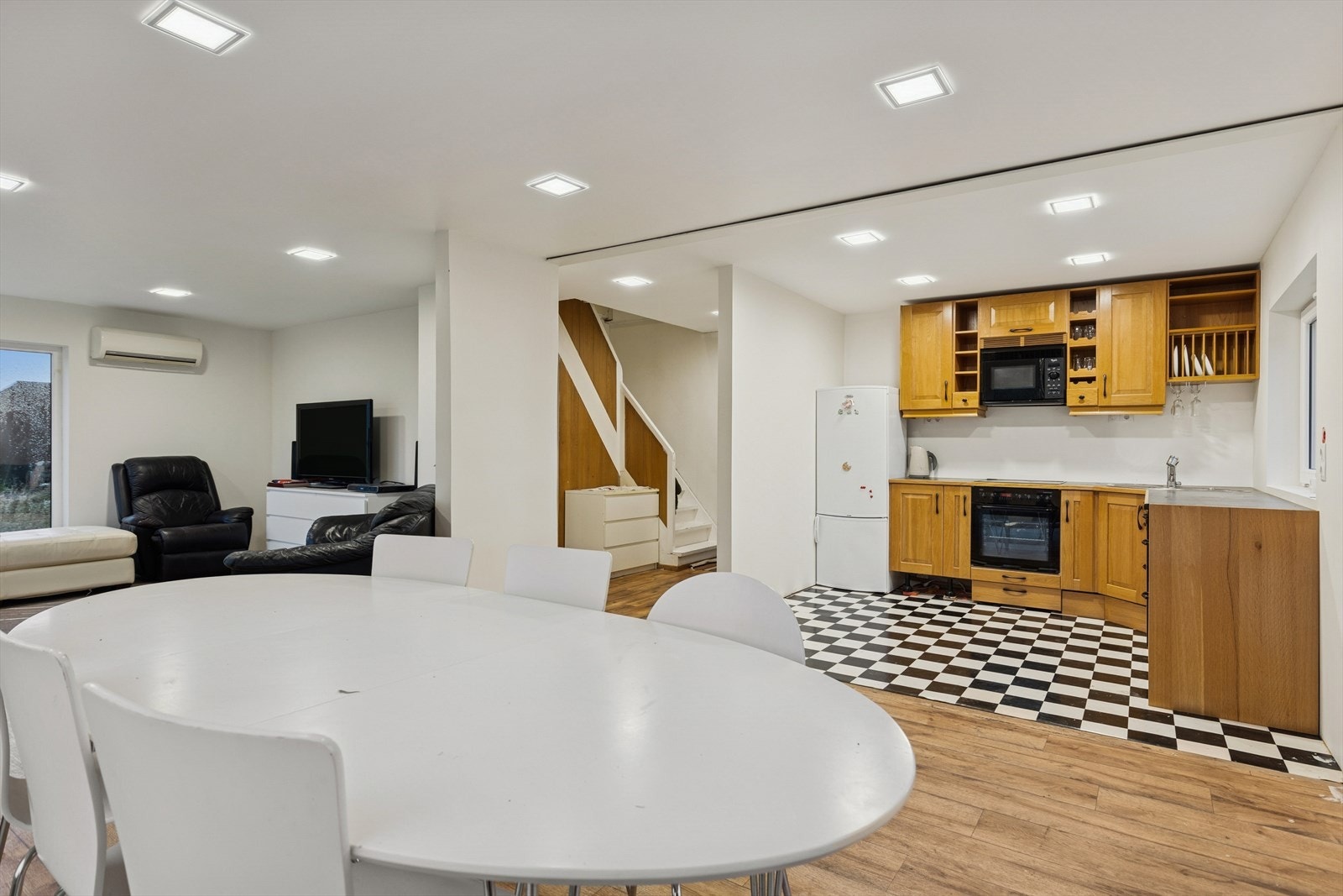 Kjøkkenet ligger fint tilbaketrukket fra selve stuedelen. Galleribilde