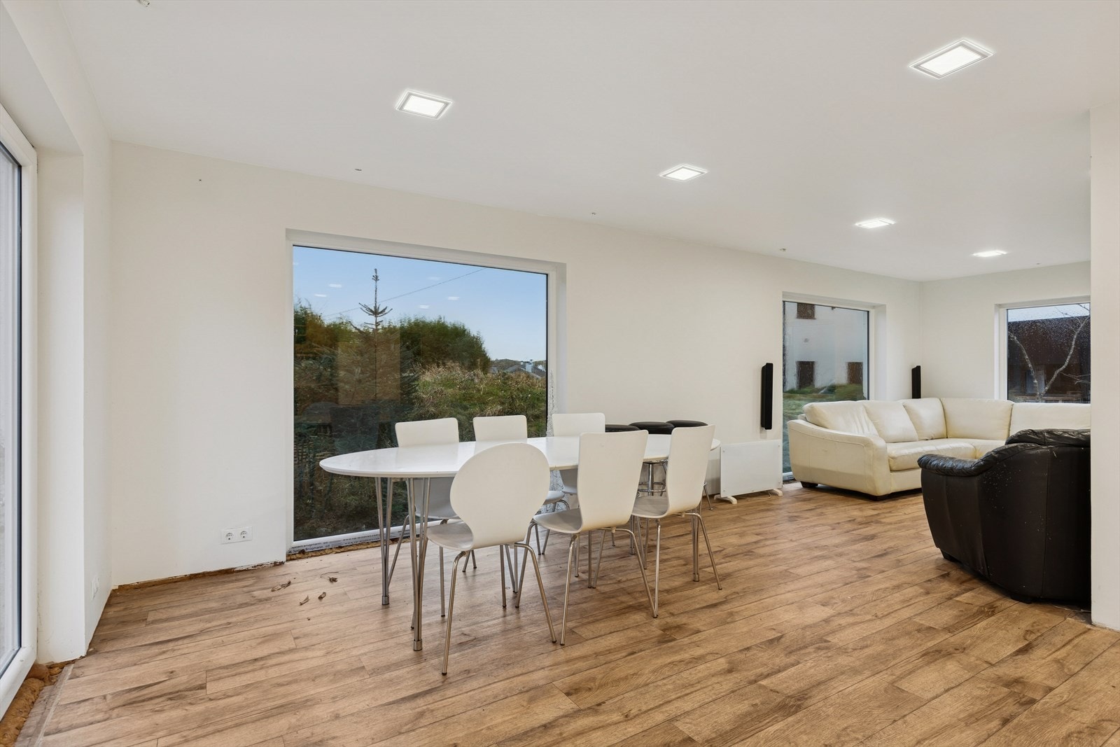 Rommets utforming gjør det naturlig og enkelt å innrede i to soner, med stue- og spisestuedel. Galleribilde