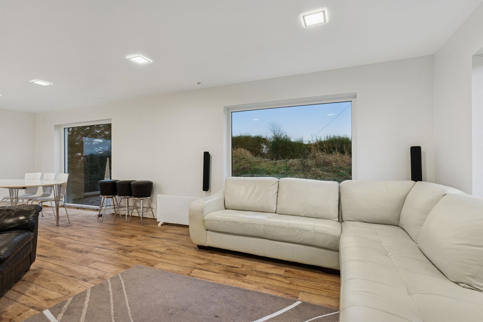 Romslig og lys stue i 1. etasje. Galleribilde