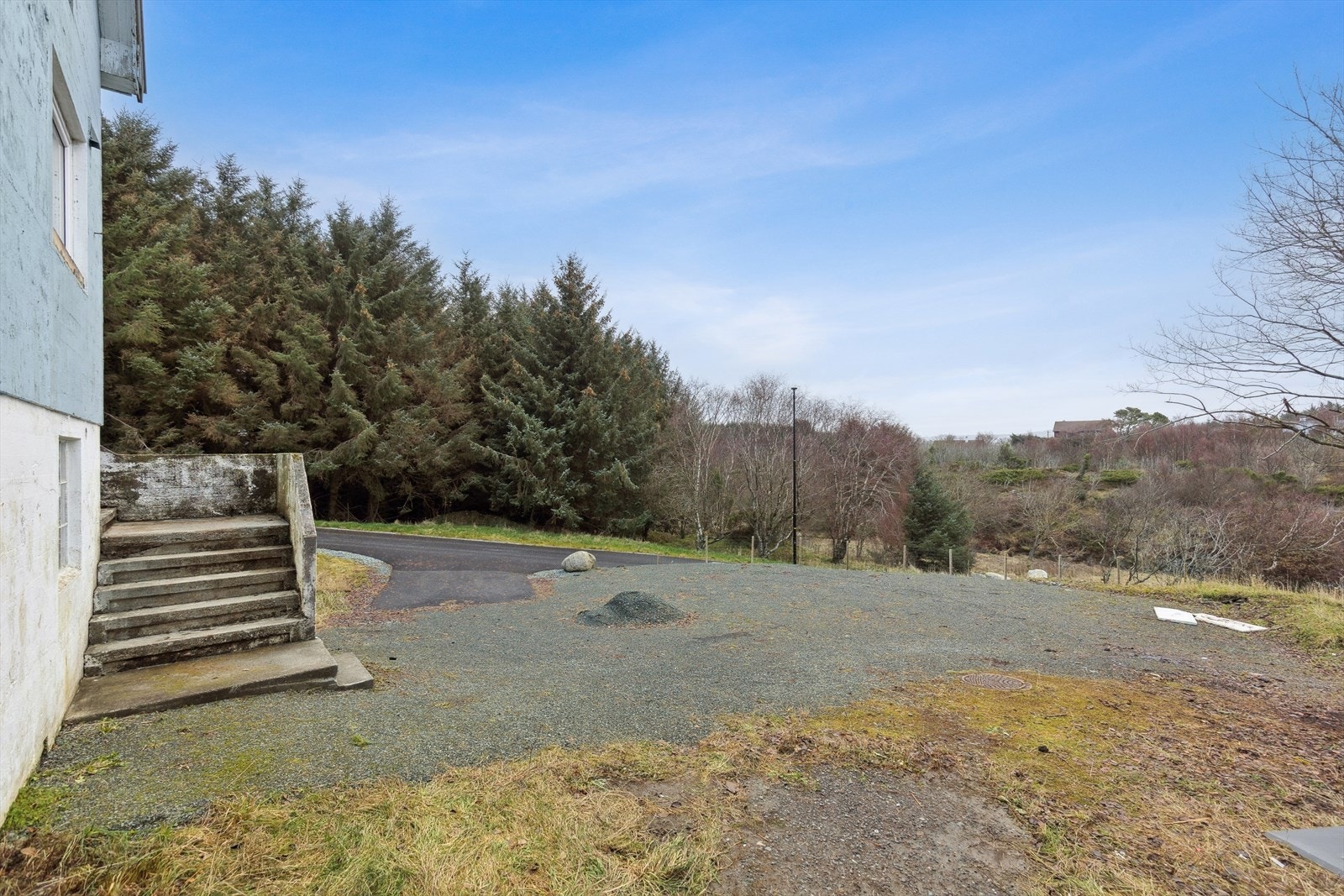 Stor, gruslagt gårdsplass. Eiendommen har adkomst via privat vei som nylig er asfaltert. Galleribilde