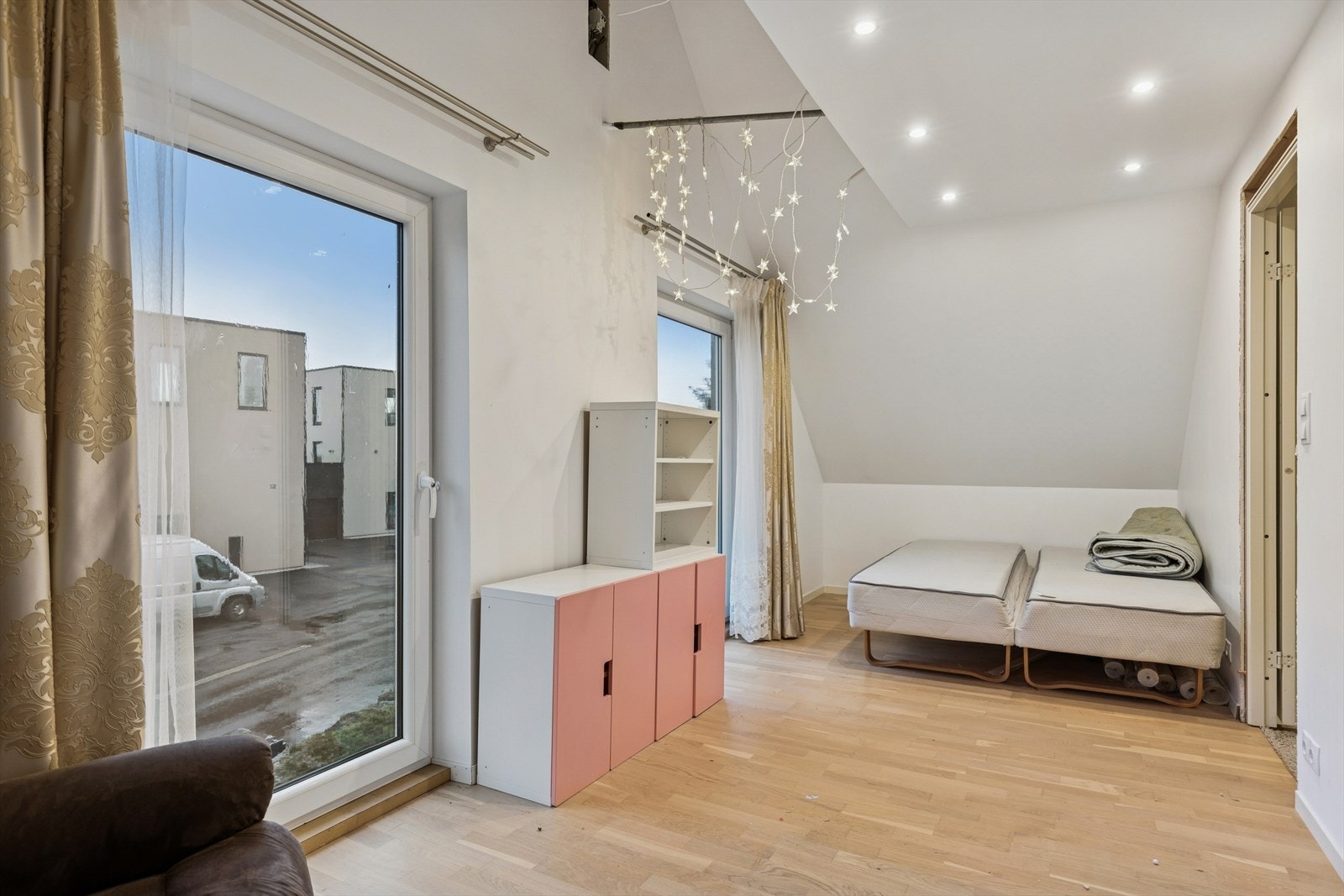 Boligen inneholder i dag 3 soverom - alle beliggende i 2. etasje. Galleribilde