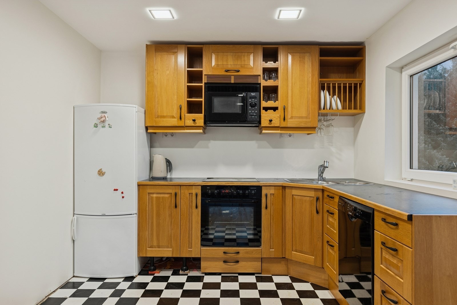 Innredning med profilerte fronter og laminat benkeplate. Galleribilde