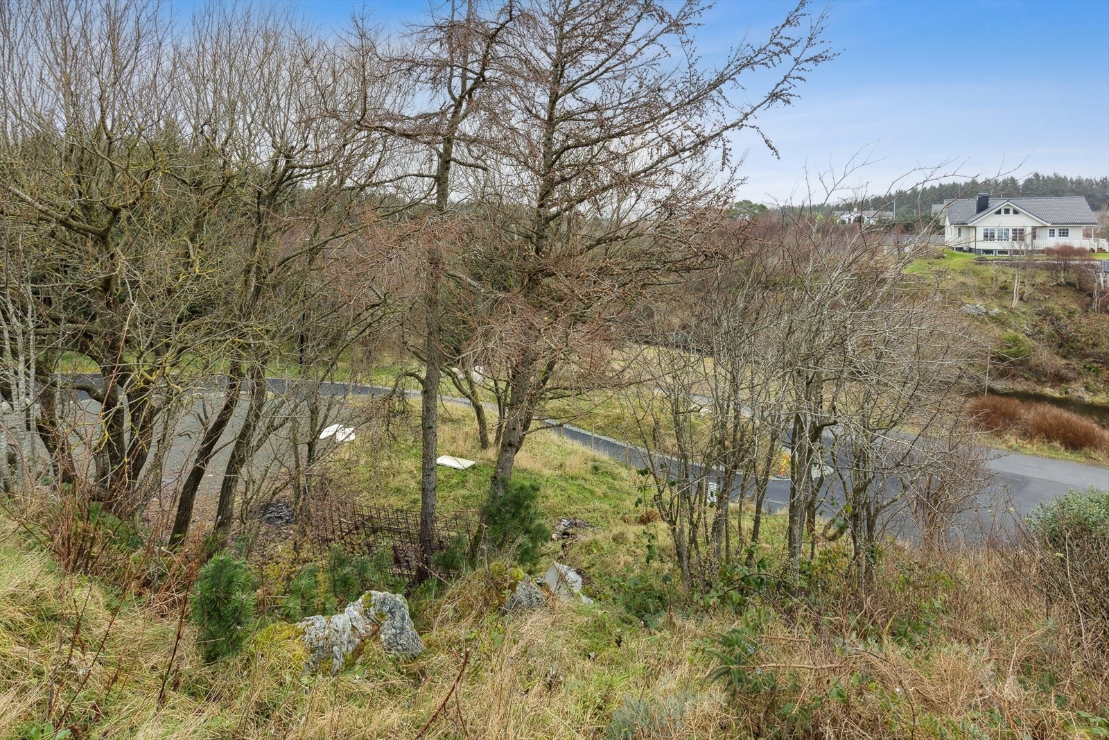 Eiendommen er beliggende i populære omgivelser i Vikjå på Torvastad, i et landlig område med grense til nyetablerte boliger. Galleribilde
