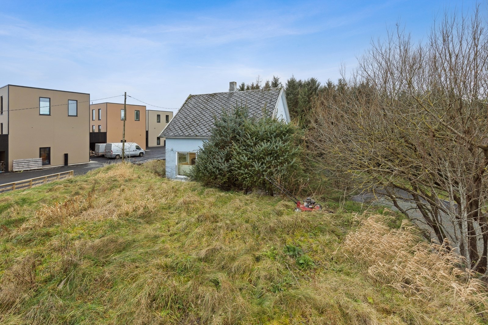 Eiertomt på ca 1 065 kvm. Hage er kupert og fremstår som ikke opparbeidet. Galleribilde