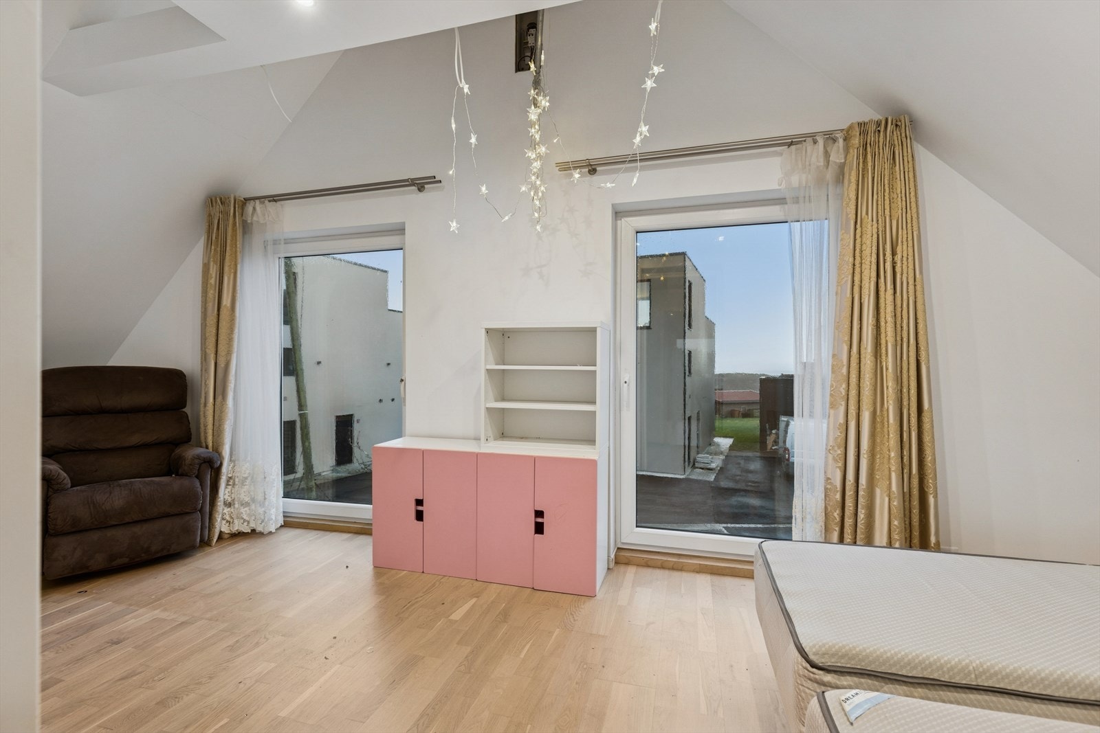 Soverom 1. Rommene har store vindusflater. Viser til pkt. "Byggemåte" for nærmere informasjon vedr. vinduene. Galleribilde