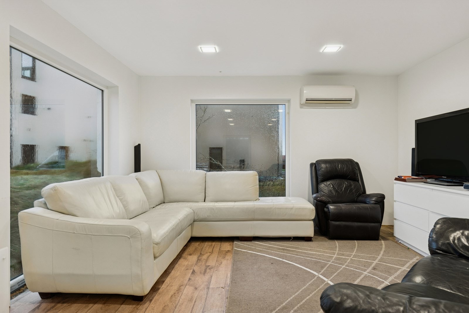 Det er montert downlights i himlingen. Varmepumpe på vegg er defekt. Galleribilde