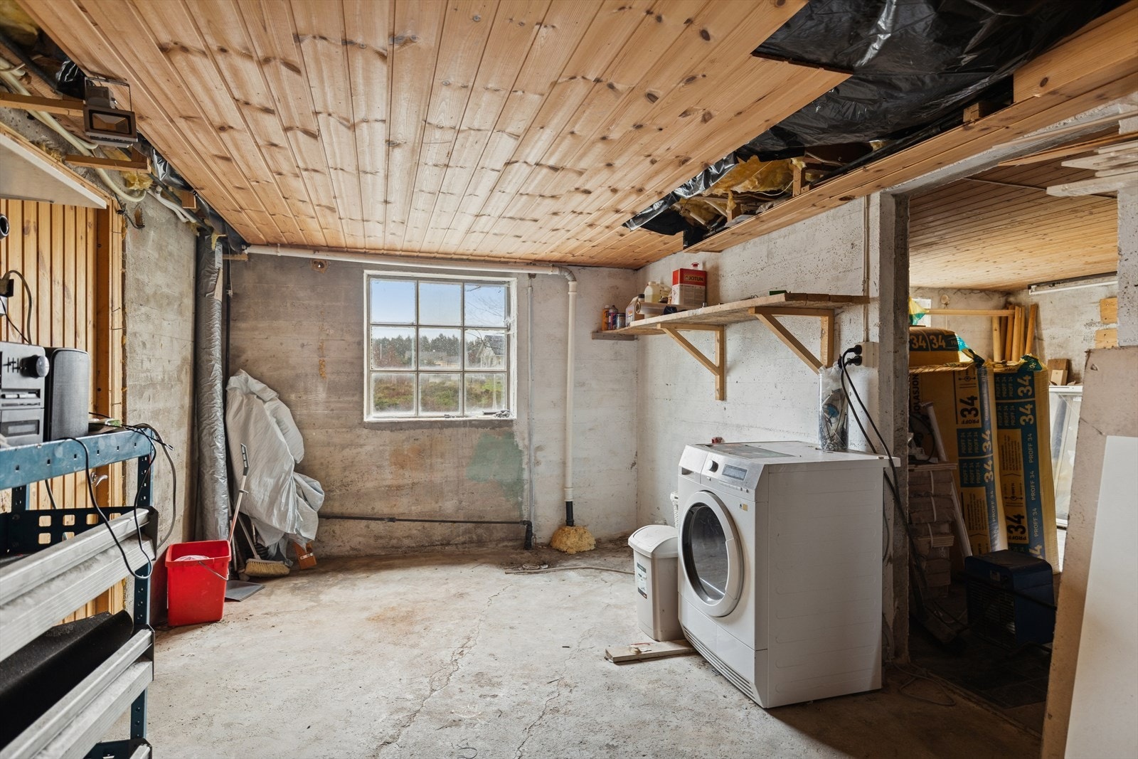 Kjeller med vaskekjeller og uinnredet kjellerrom. Galleribilde