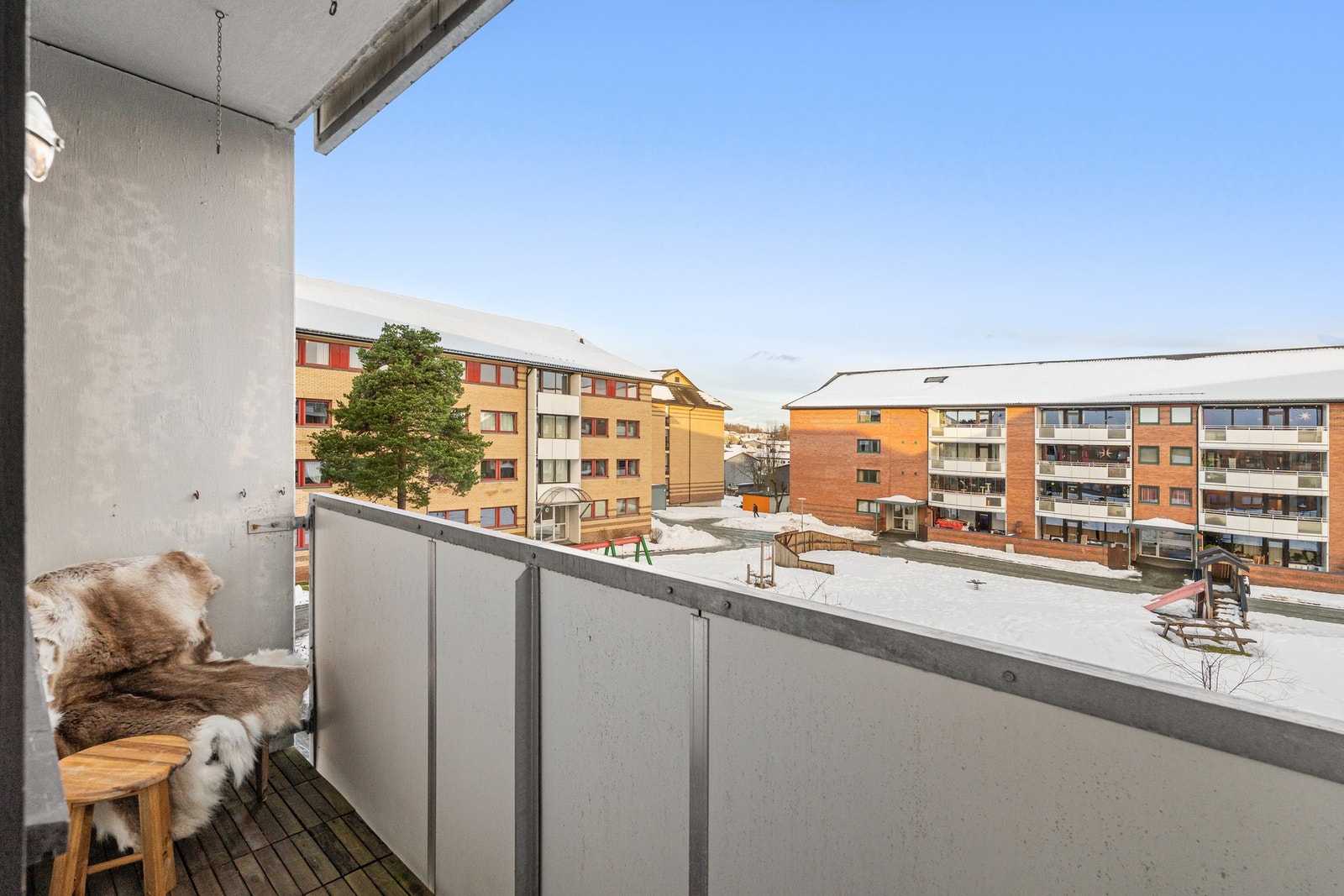 Rommet har utgang til egen balkong med utsikt mot fellesområdene. Galleribilde