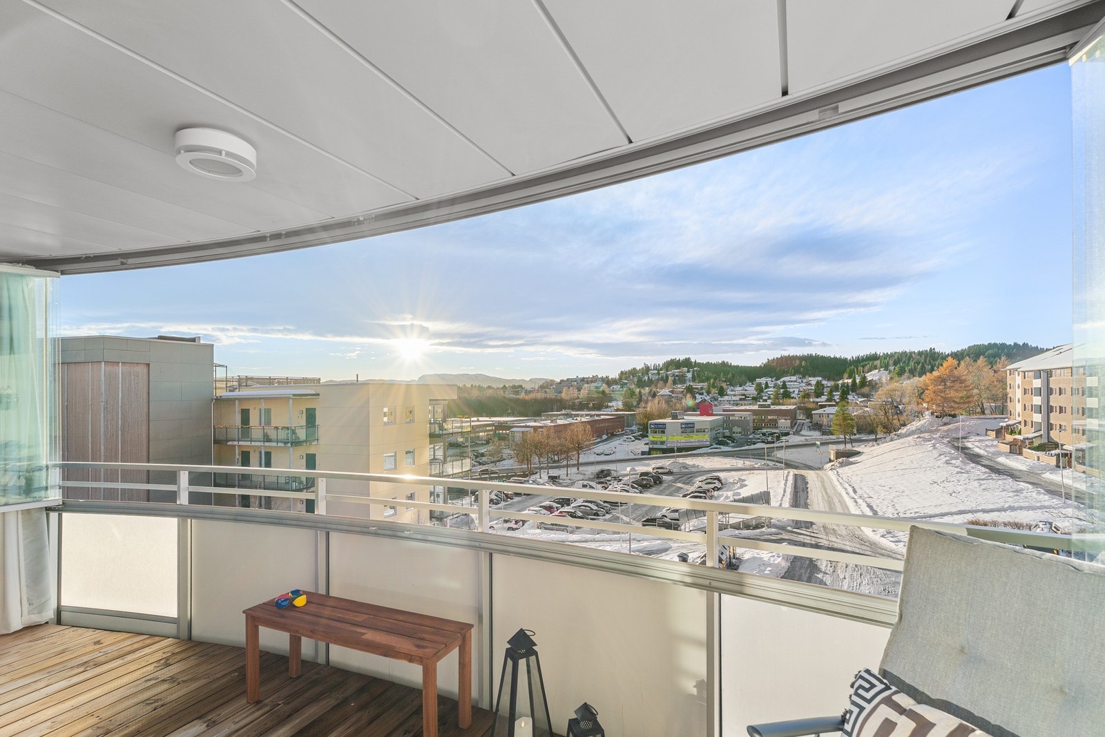 Fast parkeringsplass kan søkes TOBB. Borettslaget har 282 garasjeplasser i underjordiske fellesgarasjer. Galleribilde