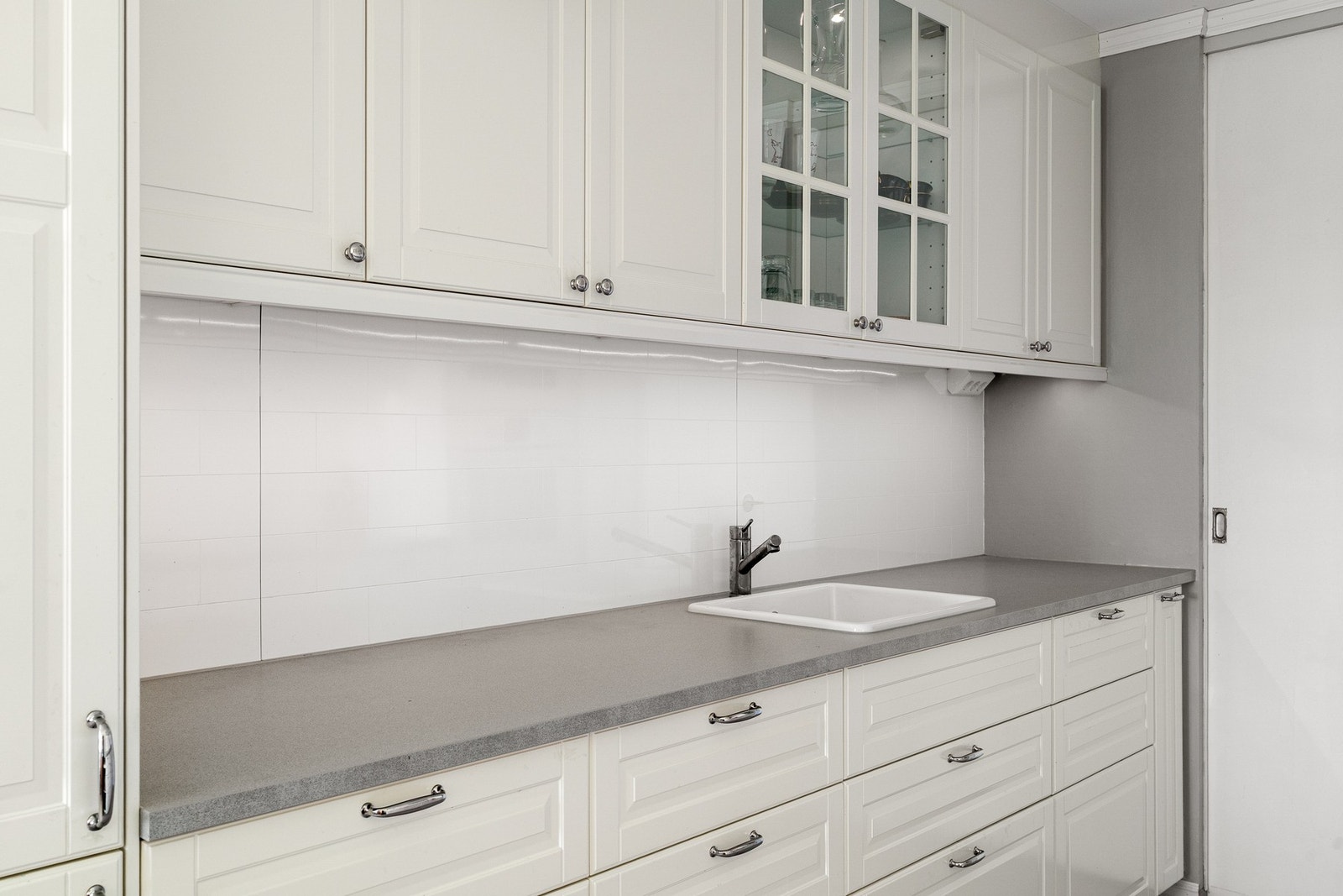 Kjøkkenet har integrert hvitevarer som, stekeovn, kombiovn, platetopp, oppvaskmaskin og kjøl/fryseskap. Galleribilde