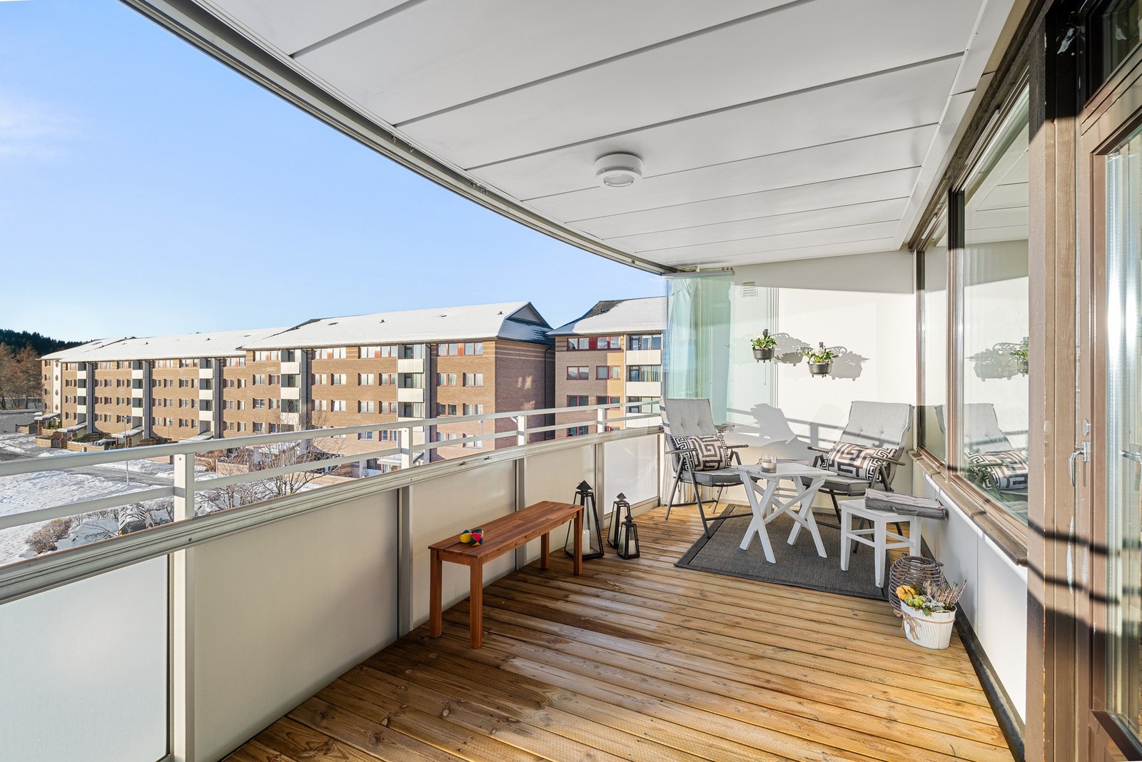 Fra stuen er det utgang til en romslig sørvestvendt balkong med overtak. Galleribilde