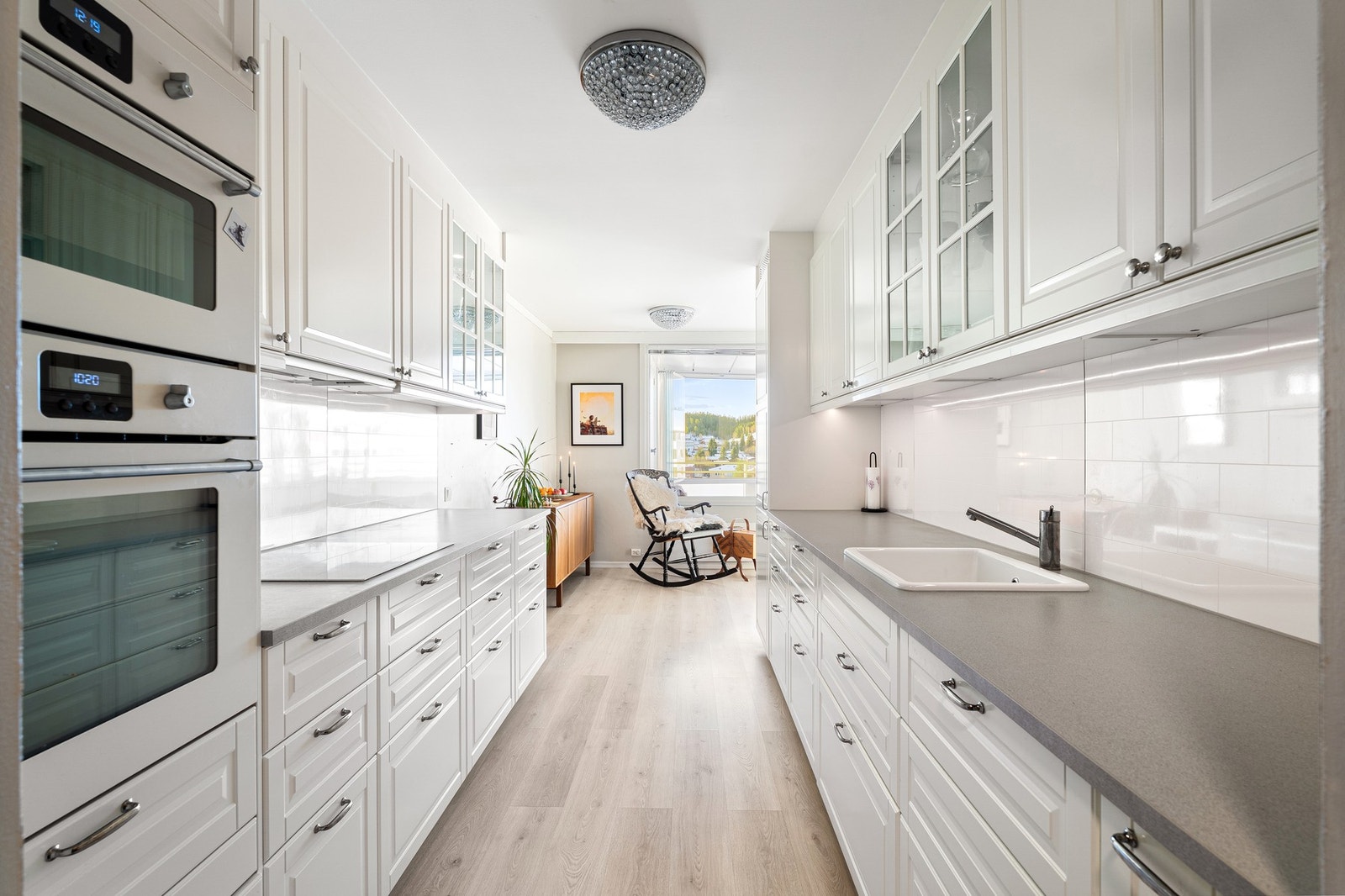 Lekkert og moderne kjøkken med rikelig av skap og benkeplass fra 2018. Galleribilde