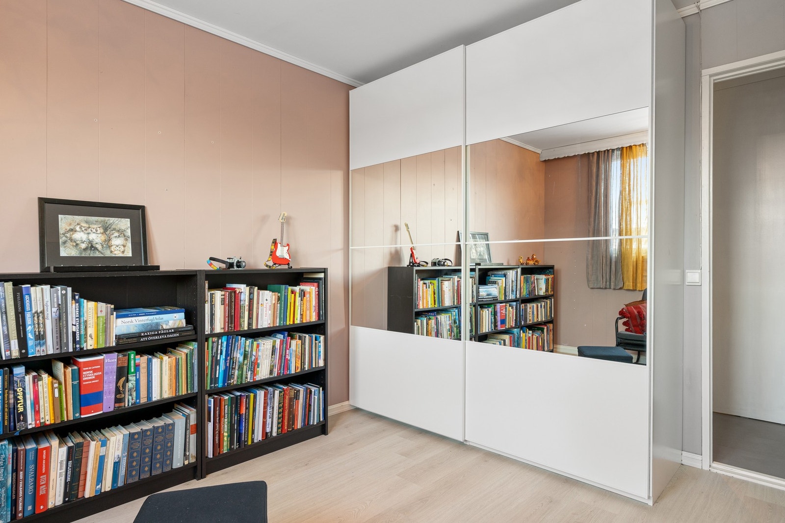 Praktisk skyvedørs garderobeskap som medfølger i handelen. Galleribilde