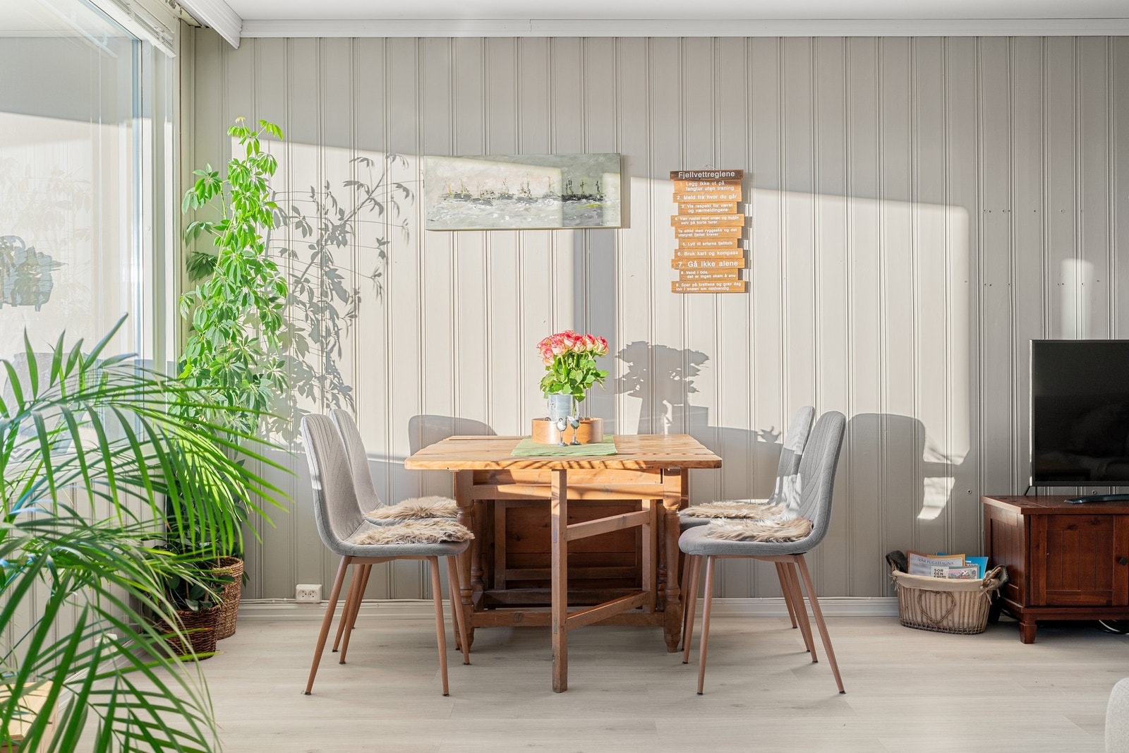 Stuen har svært fleksible møbleringsmuligheter med totalt 39 m² fordelt på stue og kjøkken. Galleribilde