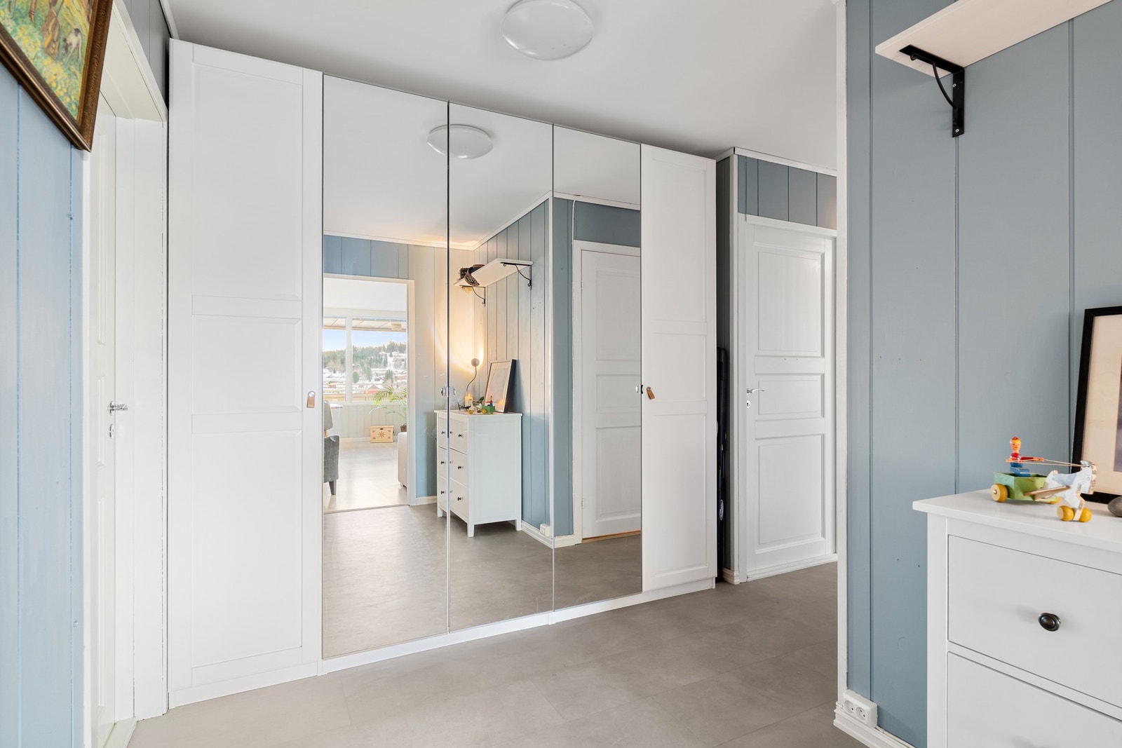 Innbydende entrè med praktisk garderobeløsning, samt god plass til oppheng av yttertøy. Galleribilde