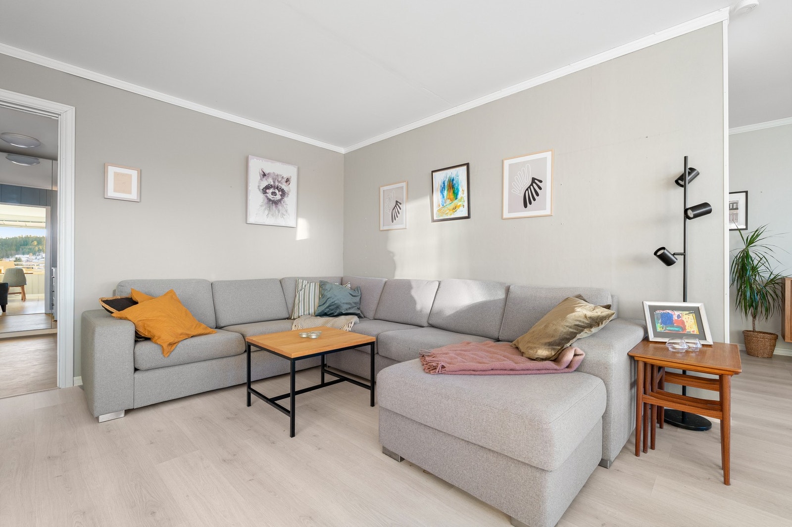 Stuen er malt i lyse og tidsriktige farger som skaper en fin romfølelse. Galleribilde