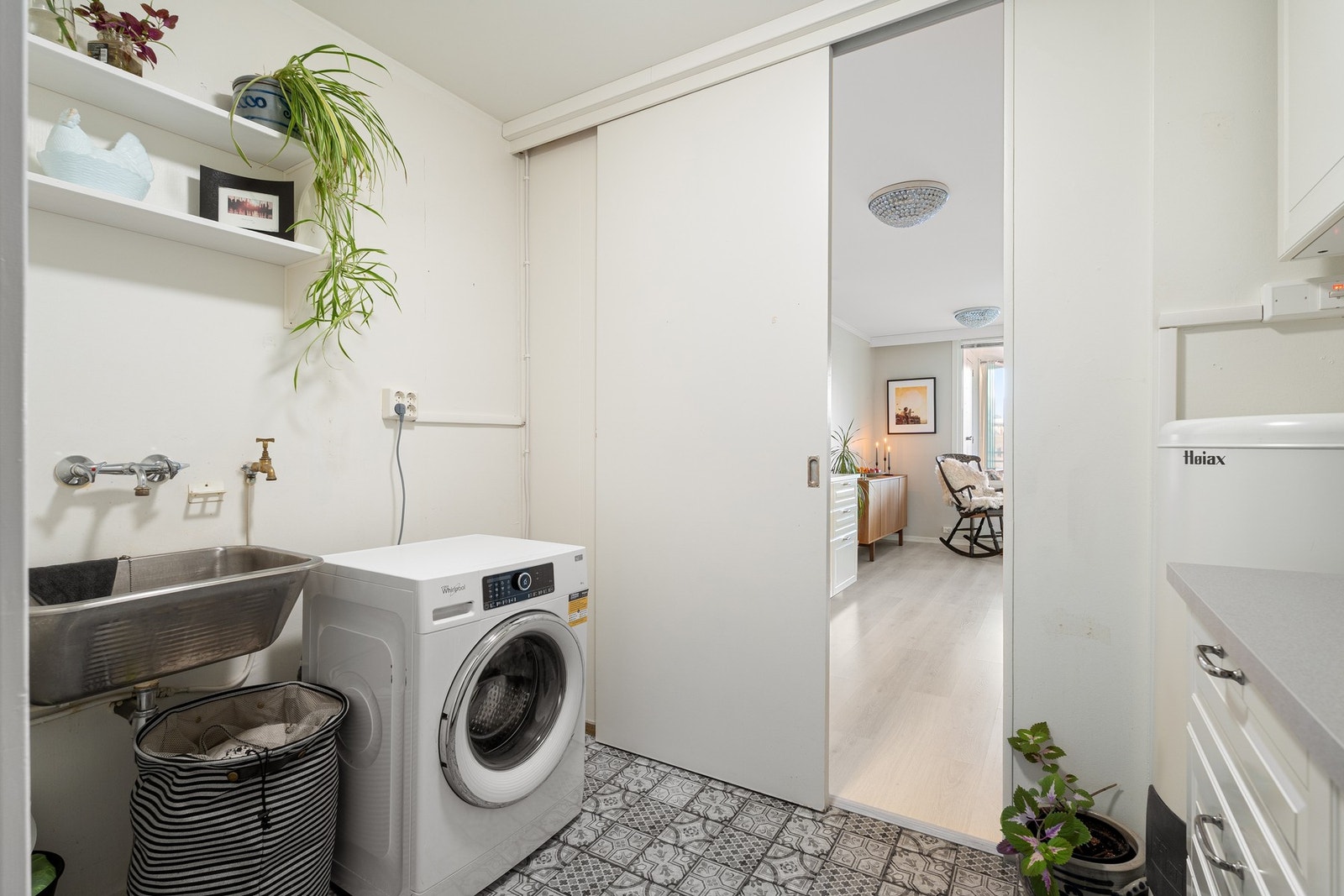 Praktisk vaskerom på 4,5 m² med opplegg for vaskemaskin, utslagsvask og varmtvannsbereder. Galleribilde