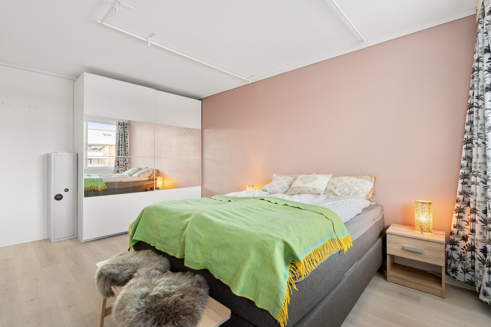 Rommet har god plass til dobbeltseng, skrivebord og ulike garderobeløsninger. Galleribilde