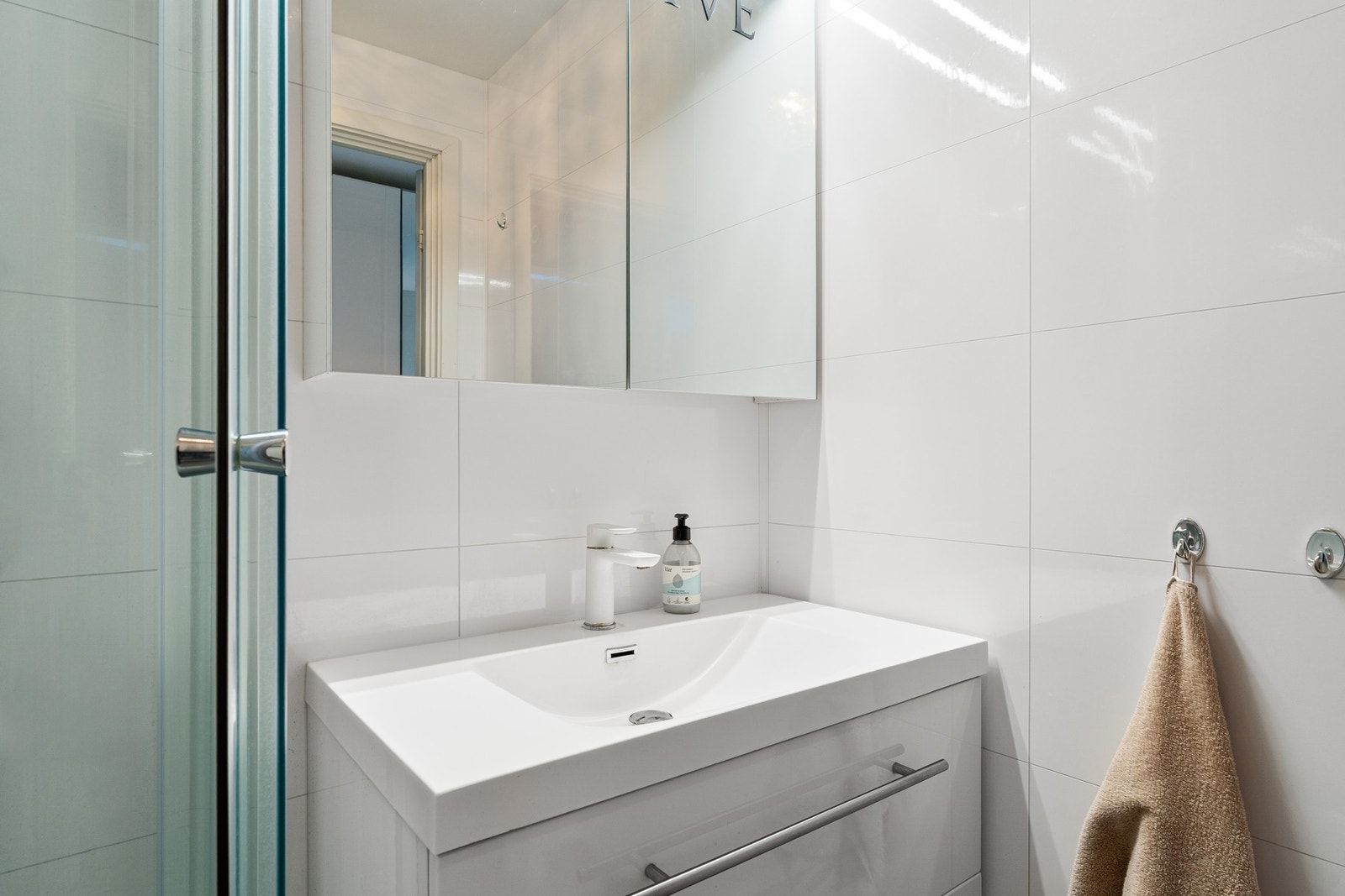 Gode oppbevaringsmuligheter i badets mange skap og skuffeløsninger. Galleribilde