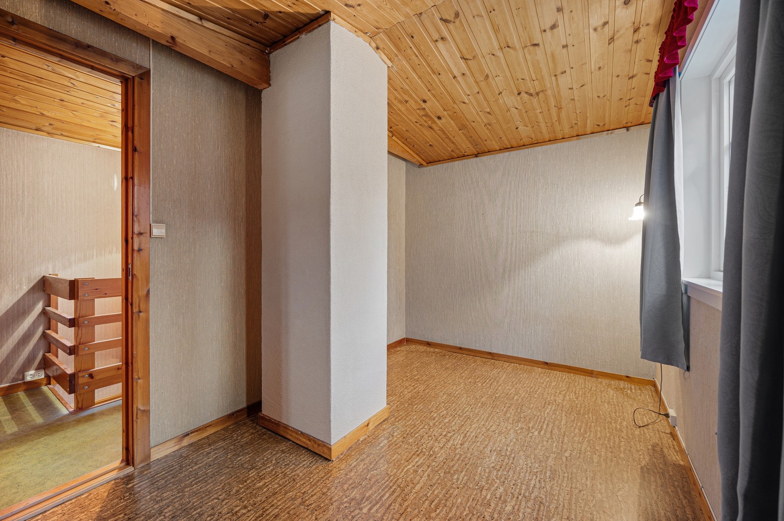 Soverom 2 er på nesten 8 m². Søylen i bildet pipenedløpet som går gjennom rommet. Galleribilde