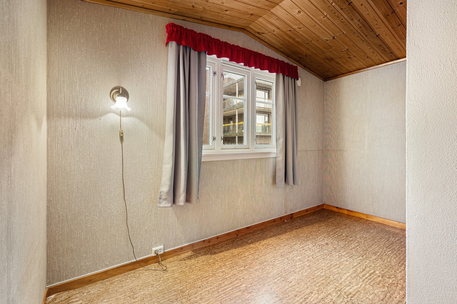 Her et det likevel god plass til både seng, skrivepult og ønsket garderobeløsning. Galleribilde