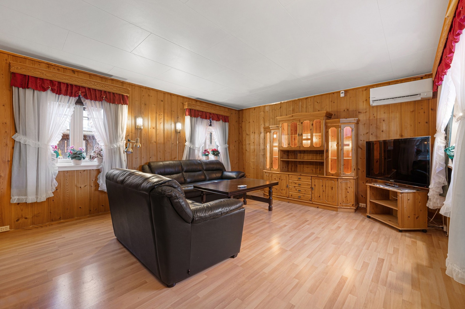 Vinduer på begge sider av boligen sørger for et rikelig innslipp av naturlig lys. Galleribilde