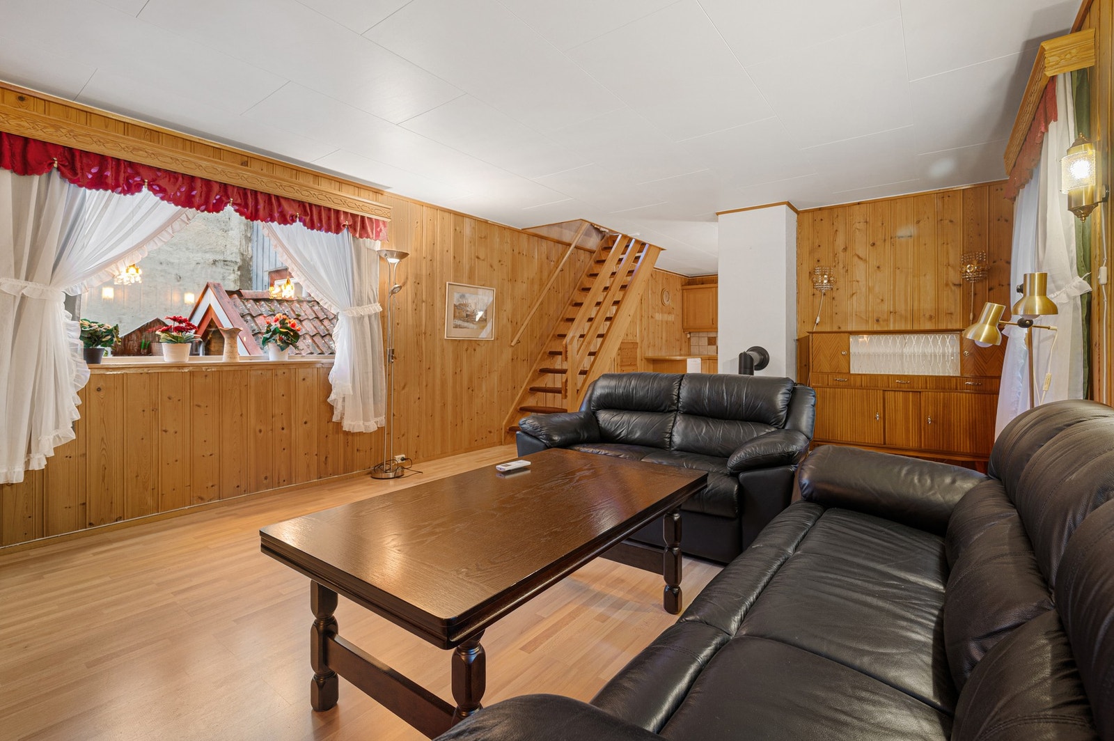 Vegg mot kjøkken kan enkelt rives for å etablere en moderne åpen stue/kjøkken løsning. Galleribilde