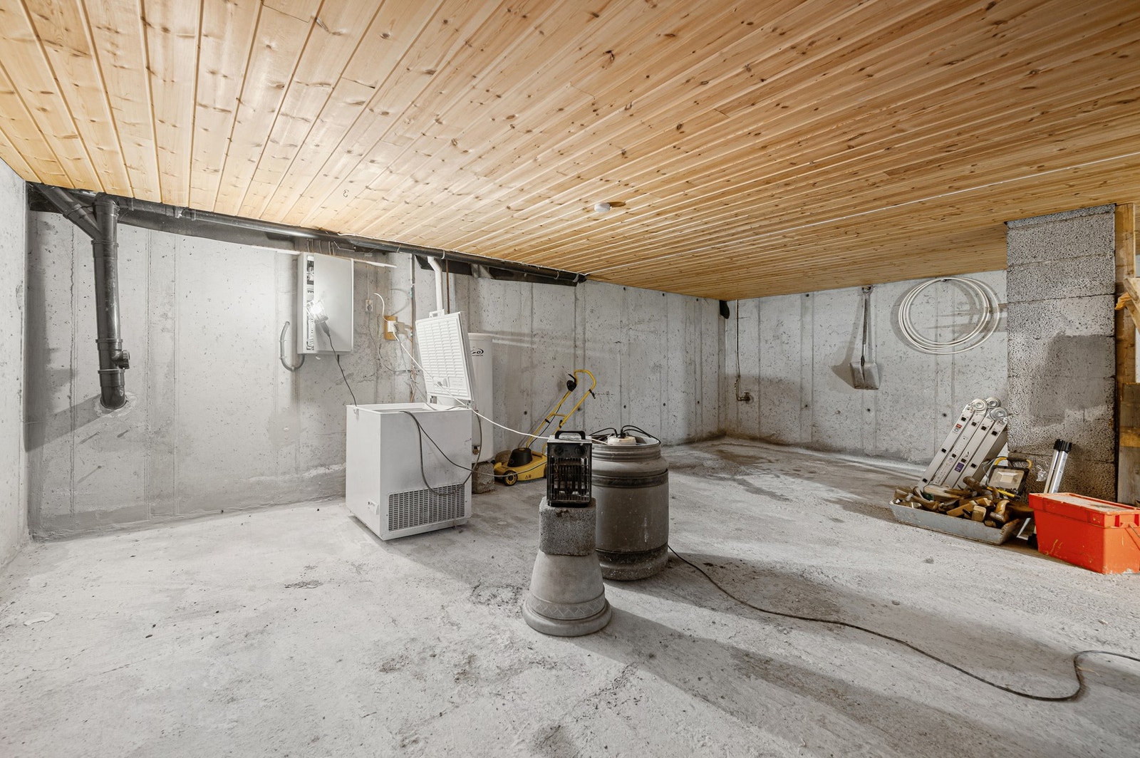 På sikt er det anbefalt å få drenert sidene på huset. Galleribilde