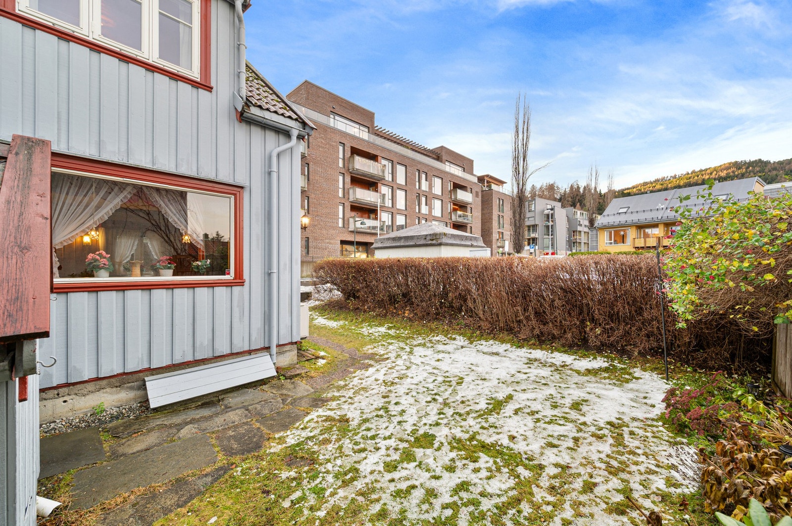 Fremsiden av huset byr på et ekstra uteareal å boltre seg på, et perfekt sted å sette grillen. Galleribilde