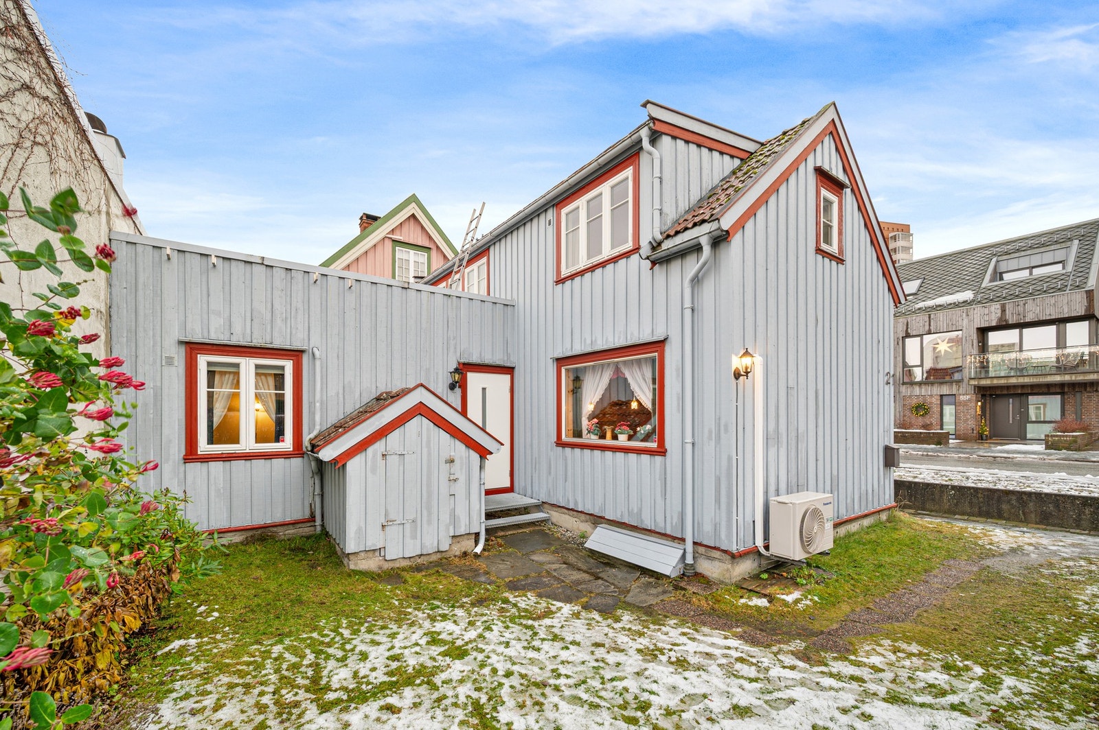 I umiddelbar nærhet til boligen finnes både dagligvarebutikker, treningssenter, kaféer og restauranter. Galleribilde